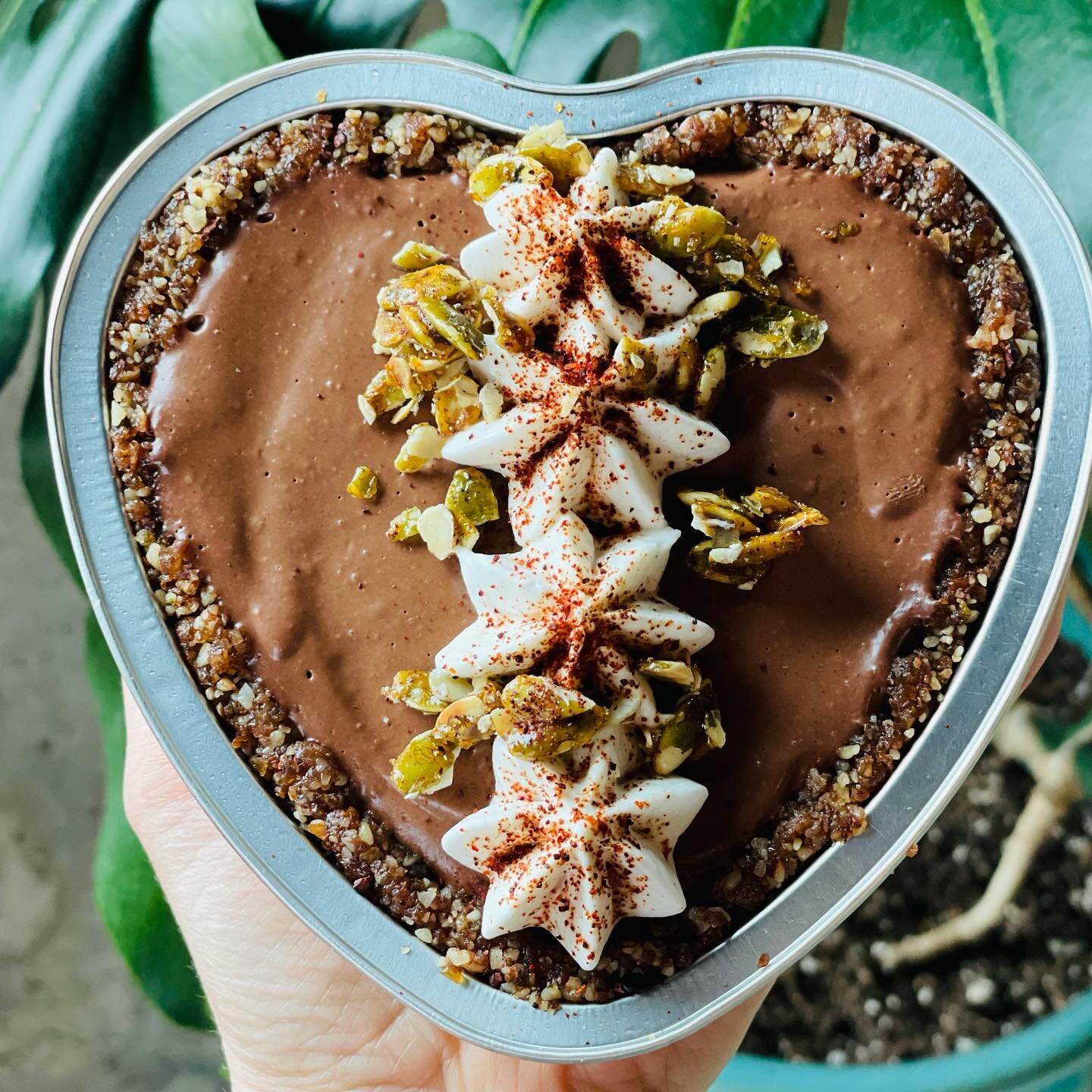 Have you met this vegan and gluten-free chocolate delight?? Here at #piecraftkitchen we fancy ourselves matchmakers in the art of pie love. You love pie, we love pie, let&rsquo;s find you some pie! 

No need to go on that awkward first date, we can a