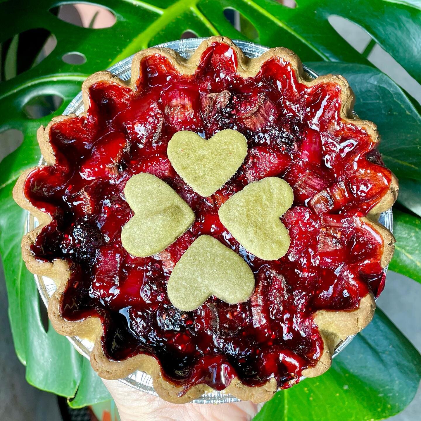 Last call to fall in love with this Raspberry Rhubarb with Matcha Crust pie! Preorders close at midnight tonight!!

A crowd favorite with sweet raspberries and tart rhubarb nestled in a flakey matcha crust topped with adorable pie crust hearts. 

Sha