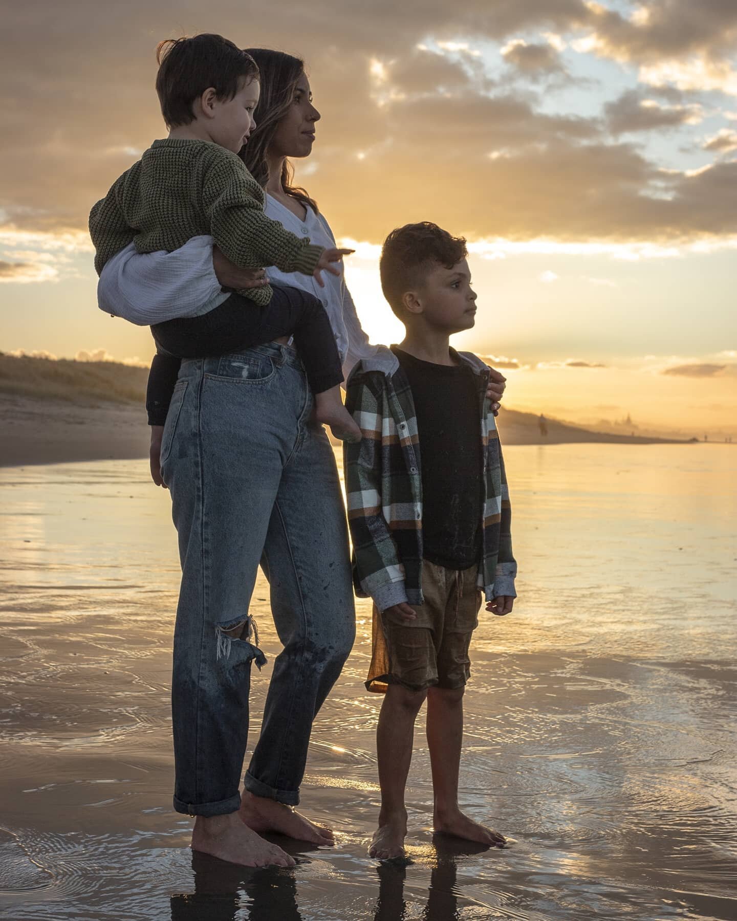 And more from our shoot with @arianejasmine and her photogenic family 👩&zwj;👦&zwj;👦🌊☀️ #photogenic #familyphotography #familyfun #photooftheday #photodaily #papamoabeach #sunsets_captures