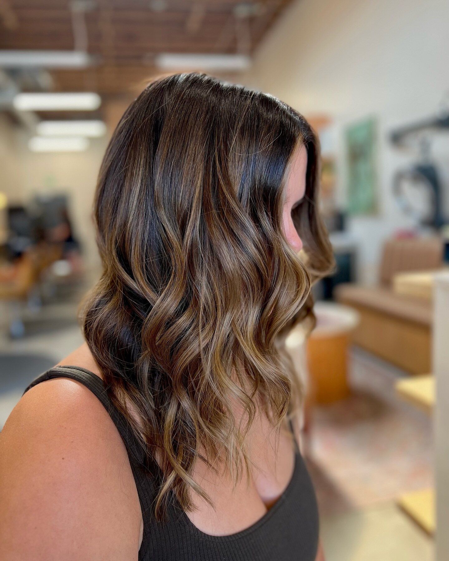 Beach waves meet sunkissed glow. ☀️ This bronze balayage is giving all the summer feels, even in the middle of winter. ❄️ &zwj;

Cut &amp; Color: @amber_lookbook 

#bronzewaves #LAHairstylist #LAHairsalon #marvista #cleanbeauty #holistic #hairinspo #