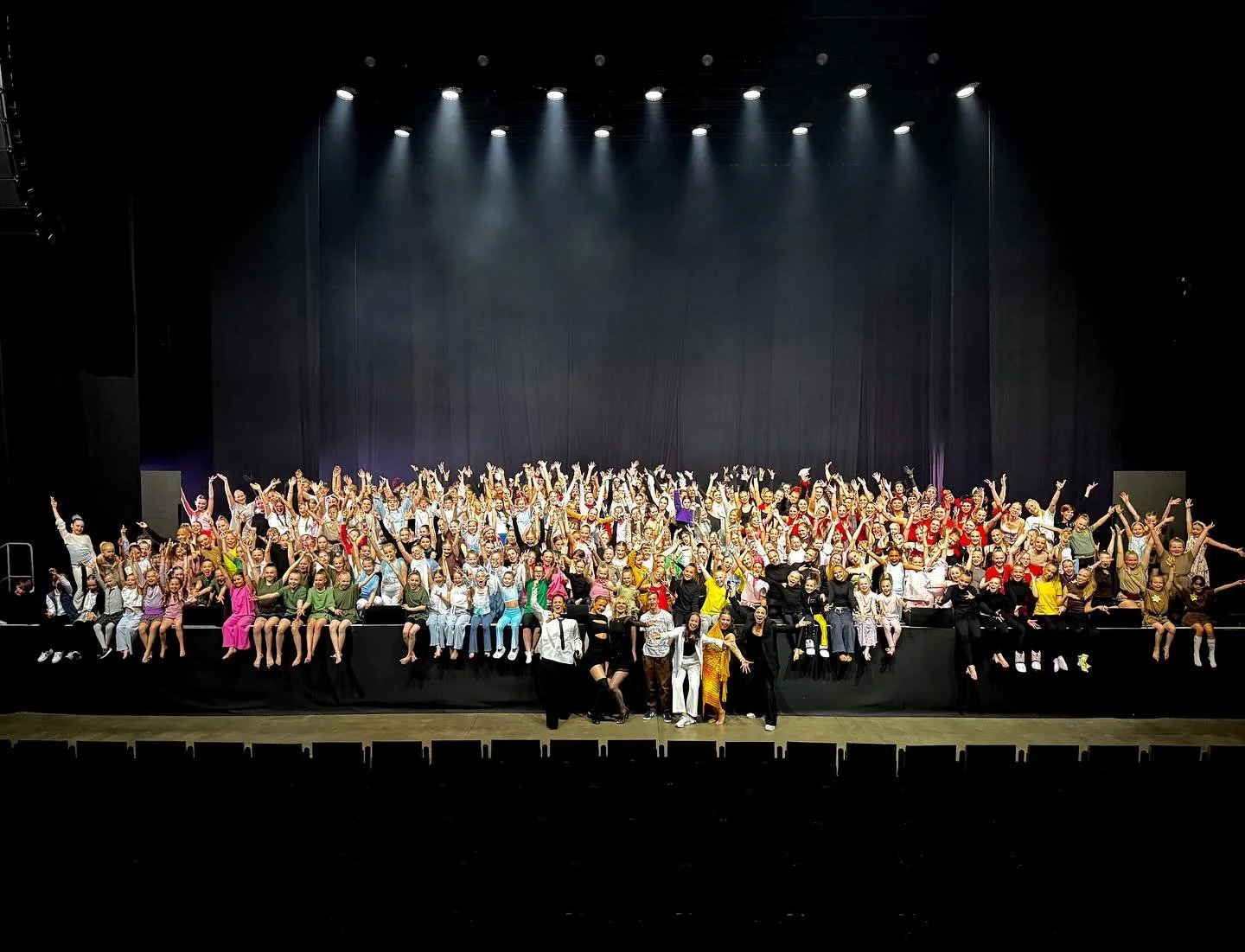 Syd&auml;melliset kiitokset kaikille Beat Dance Companyn tanssijoille, huoltajille, opettajille ja tukijoukoille upeasta kev&auml;tkaudesta 2025❤️

Kev&auml;tkausi huipentui t&auml;ll&auml; viikolla kahteen mielett&ouml;m&auml;&auml;n musikaalin&auml