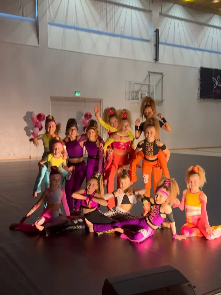 KISAVIIKONLOPPU VOL 1⭐️

Lietohallissa kisattiin Show your dance by Cailap kilpailut, jossa n&auml;htiin mukana Beatin Rising Star lasten sooloja ja duoja.⭐️

Kisap&auml;iv&auml; oli t&auml;ynn&auml; ihania hetki&auml; ja taas saatiin lis&auml;&auml;