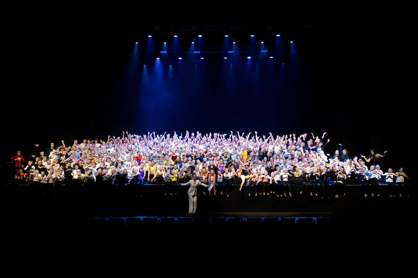 𝗞𝗜𝗜𝗧𝗢𝗦 𝗦𝗬𝗬𝗦𝗞𝗔𝗨𝗗𝗘𝗦𝗧𝗔 𝟮𝟬𝟮𝟱 ❤️

Syksyn tanssikausi huipentui upeaan Beat Showhun Logomossa. Kiitos Beattilaiset, olette kultaa 💛🖤

Toivotamme kaikille ihanaa ja rauhallista joulunaikaa. N&auml;hd&auml;&auml;n taas kev&auml;tkaude