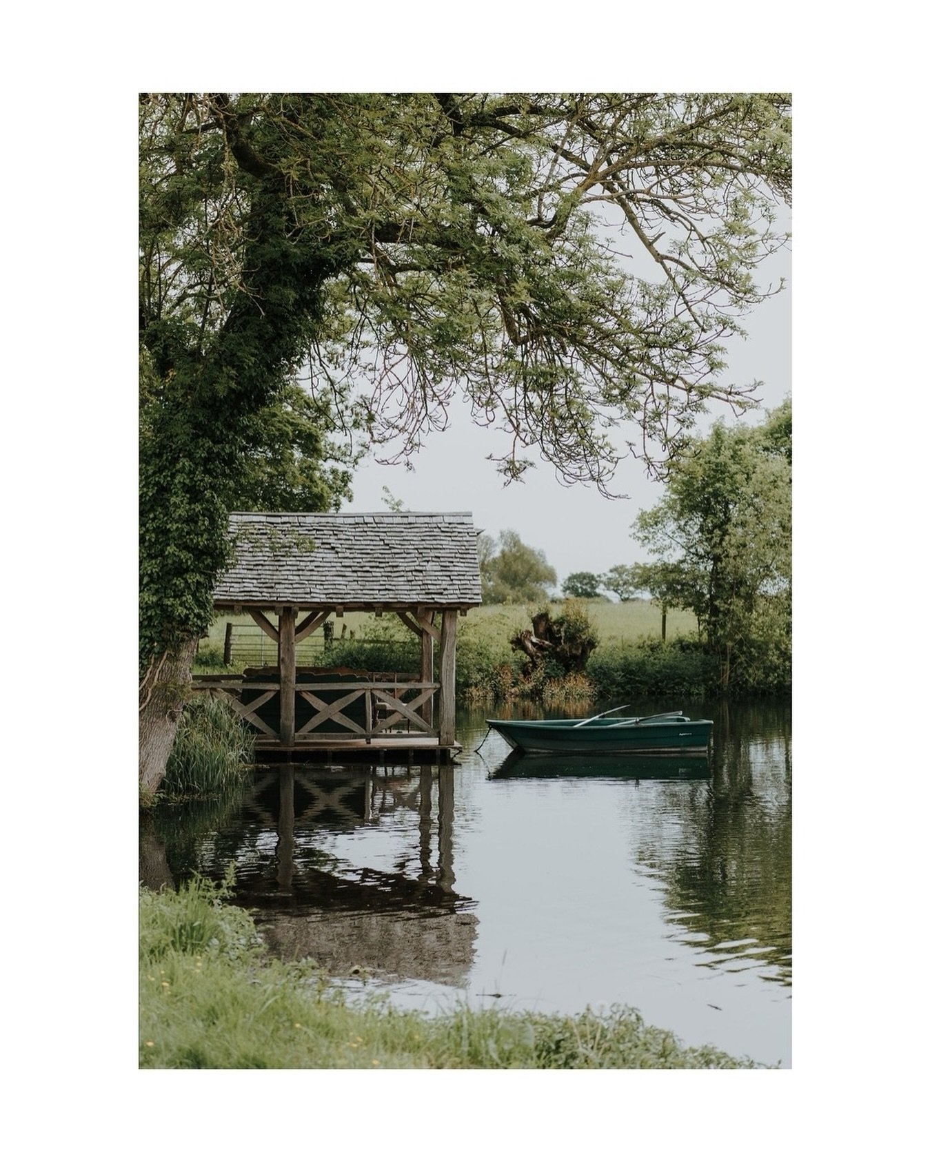 As we head into the weekend I wish you rest and relaxation, perhaps somewhere as tranquil as this lake&hellip;

Shot for @fablefaine 

#weekendvibes #fablefaine #lakeside #boathouse #shootlocation