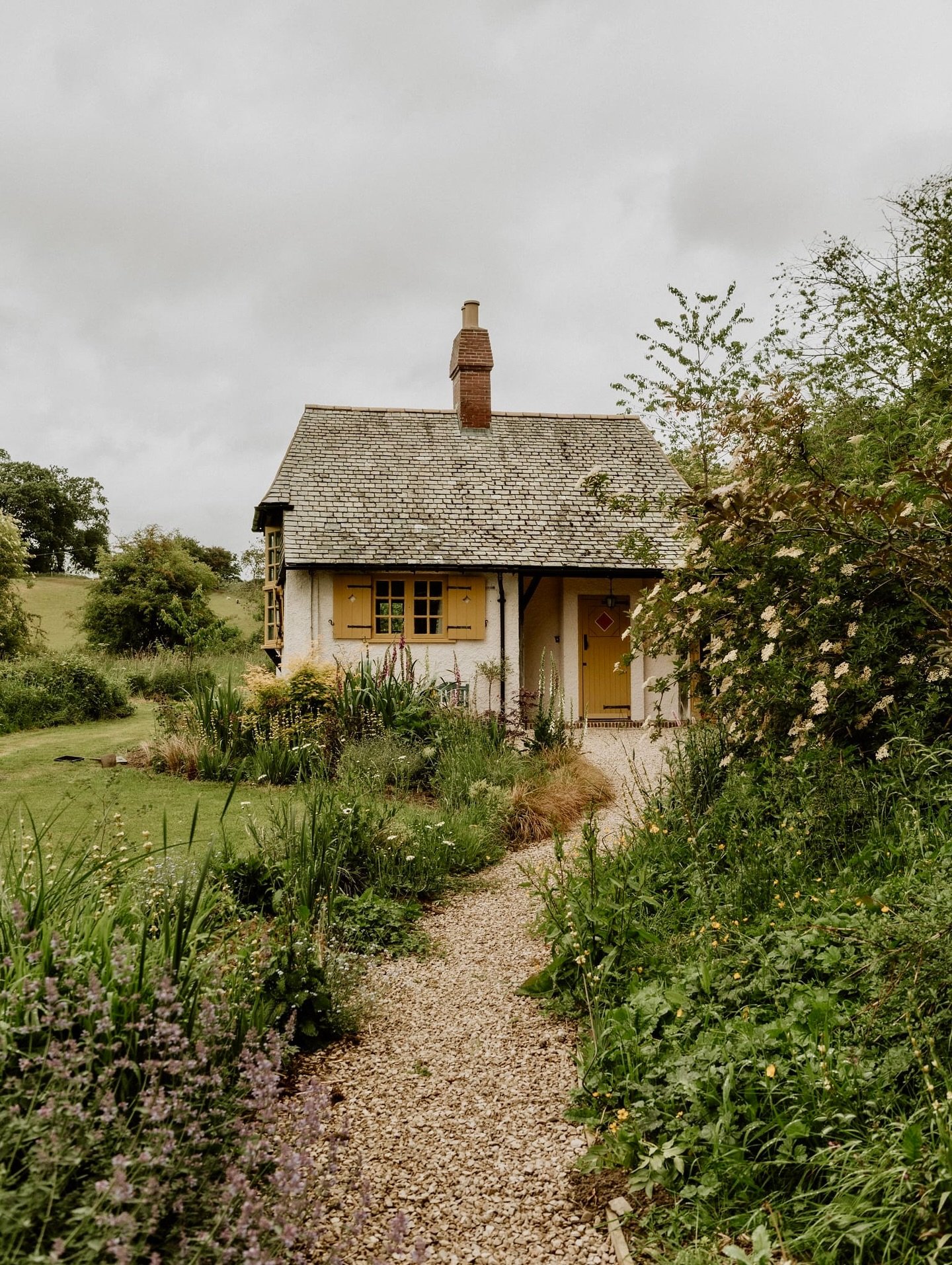 A little peek at today&rsquo;s incredible @fablefaine location!

A tiny cottage in the garden of a magnificent house. 

Originally built as a photography studio - I&rsquo;ve decided I should move in&hellip;

#photoshootlocation #shootlocations #filmi