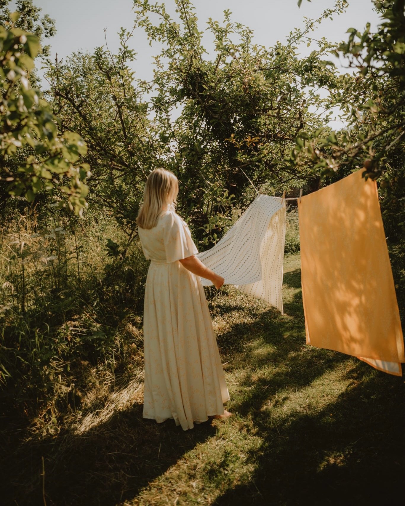 Summer days&hellip; hanging washing in the orchard.

Dress and fabrics designed by @megan_haigh_surface_design 

Location via @fablefaine 

#brandphotography #brandphotographer #lifestylephotography #lifestylephotographer