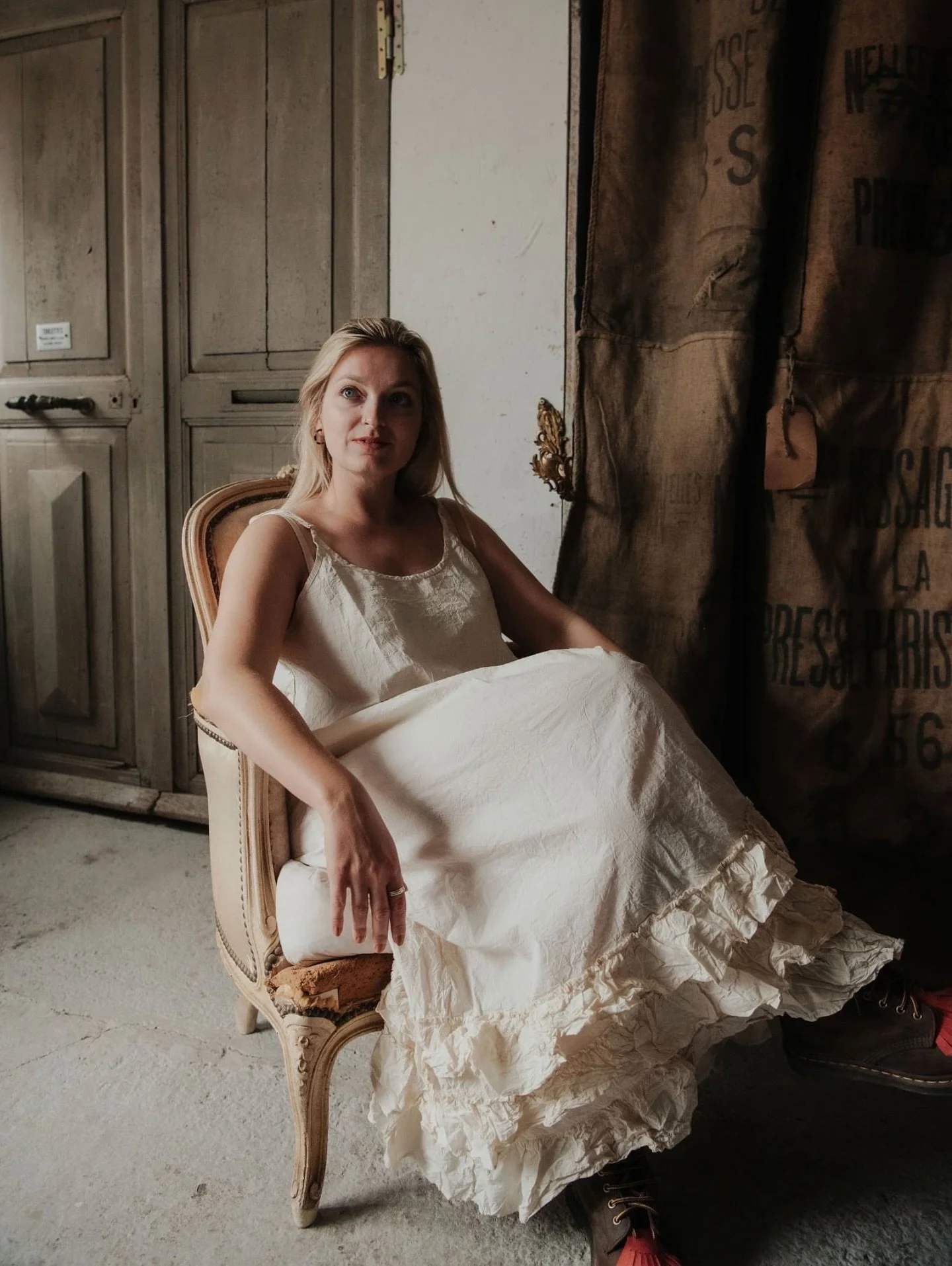 When the light @cesttoutinteriors is juuuuust right&hellip;

@aimeefranciscopywriter_ in the only petticoat you&rsquo;ll ever need by @an_acre_of_land (dropping to the website this Wednesday)

#portraitphotography #portraitshooting #petticoat #anacre