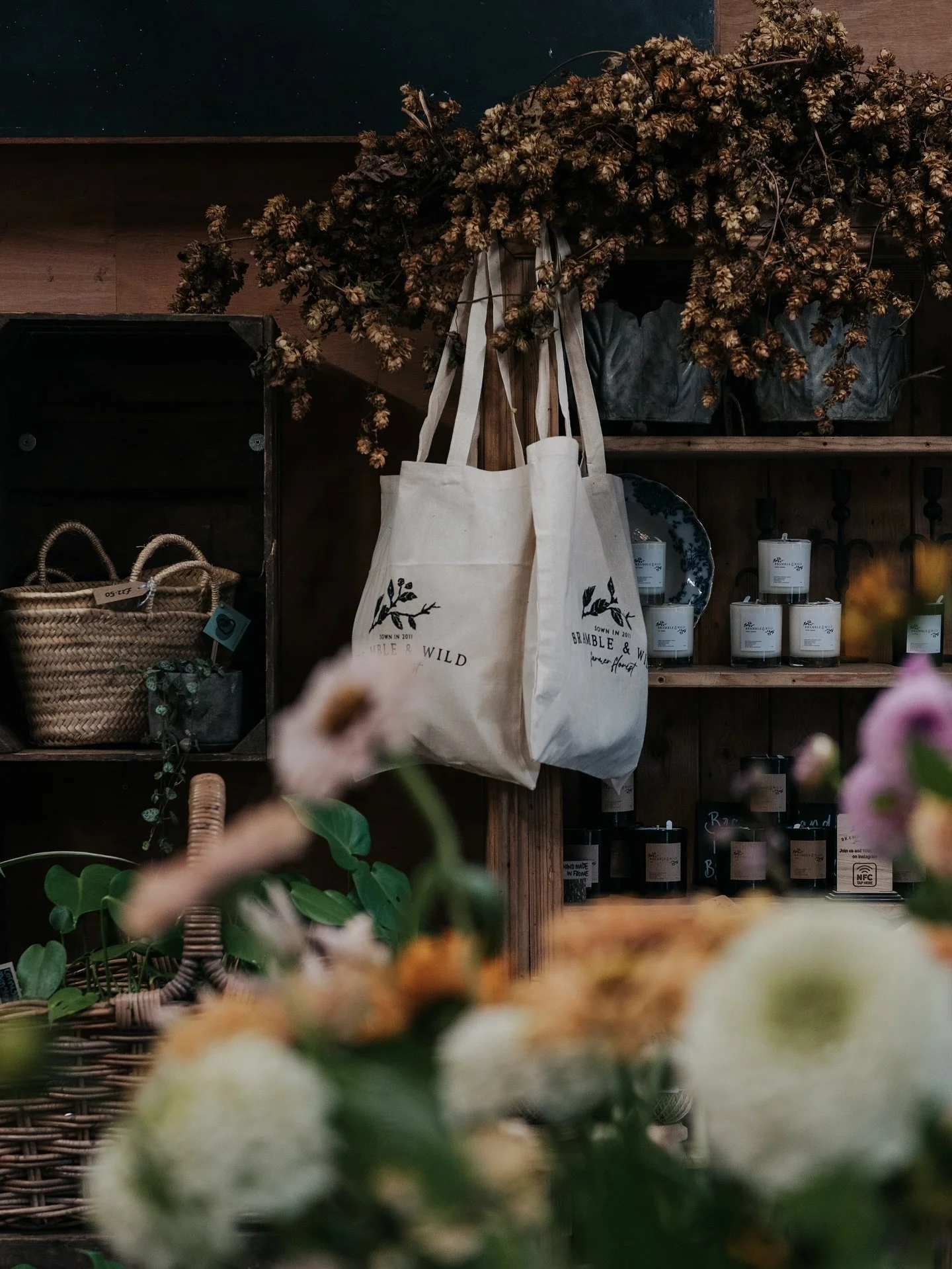 Beautiful corners of the new home of @brambleandwild 

#brandphotography #brandphotographer #brambleandwild #floristshop #somersetflorist