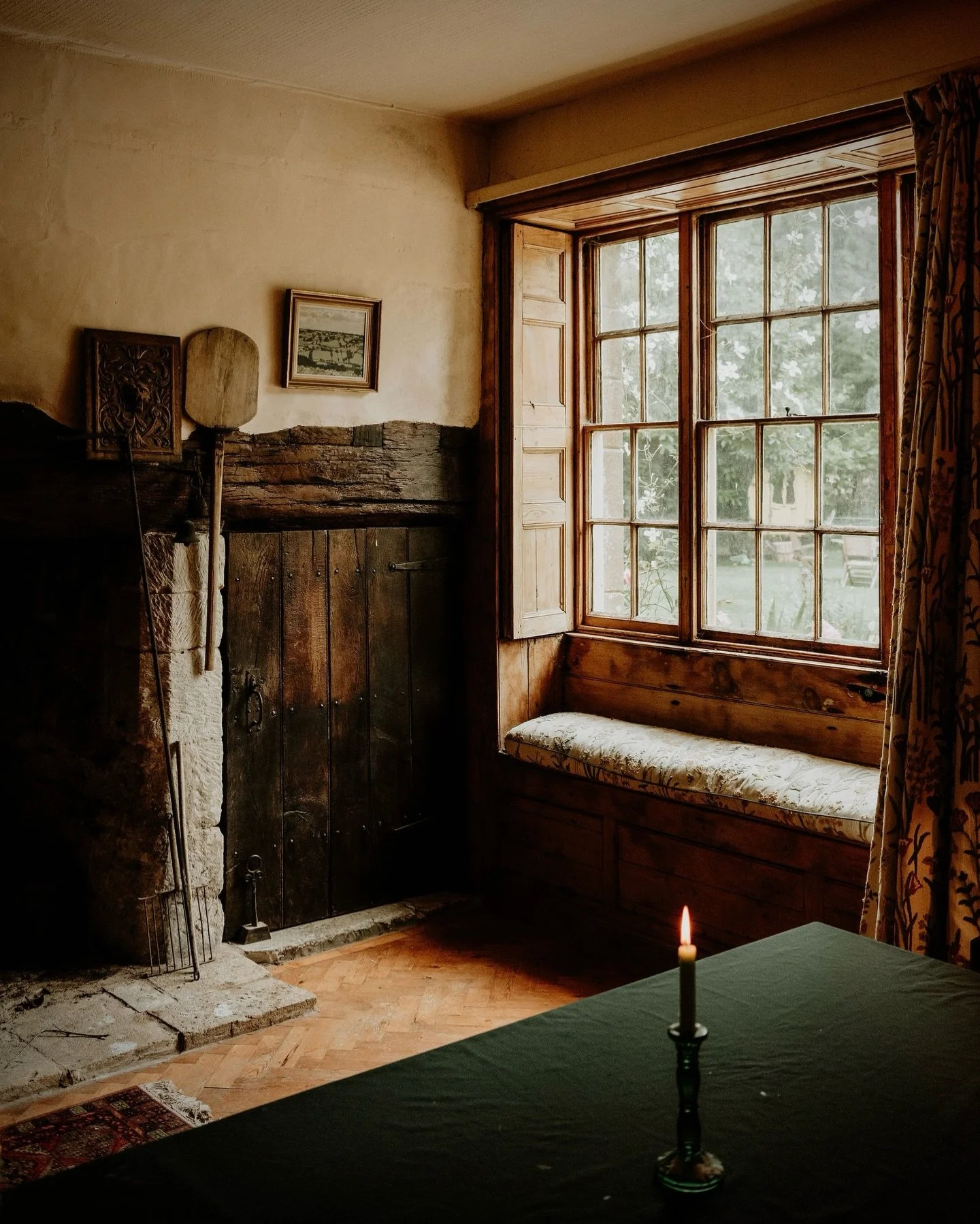 Beautiful places for hire for your next photoshoot via our location agency @fablefaine 

We are sole agents for this stunning historic home @combeheadhouse - enquire to book for your next project.