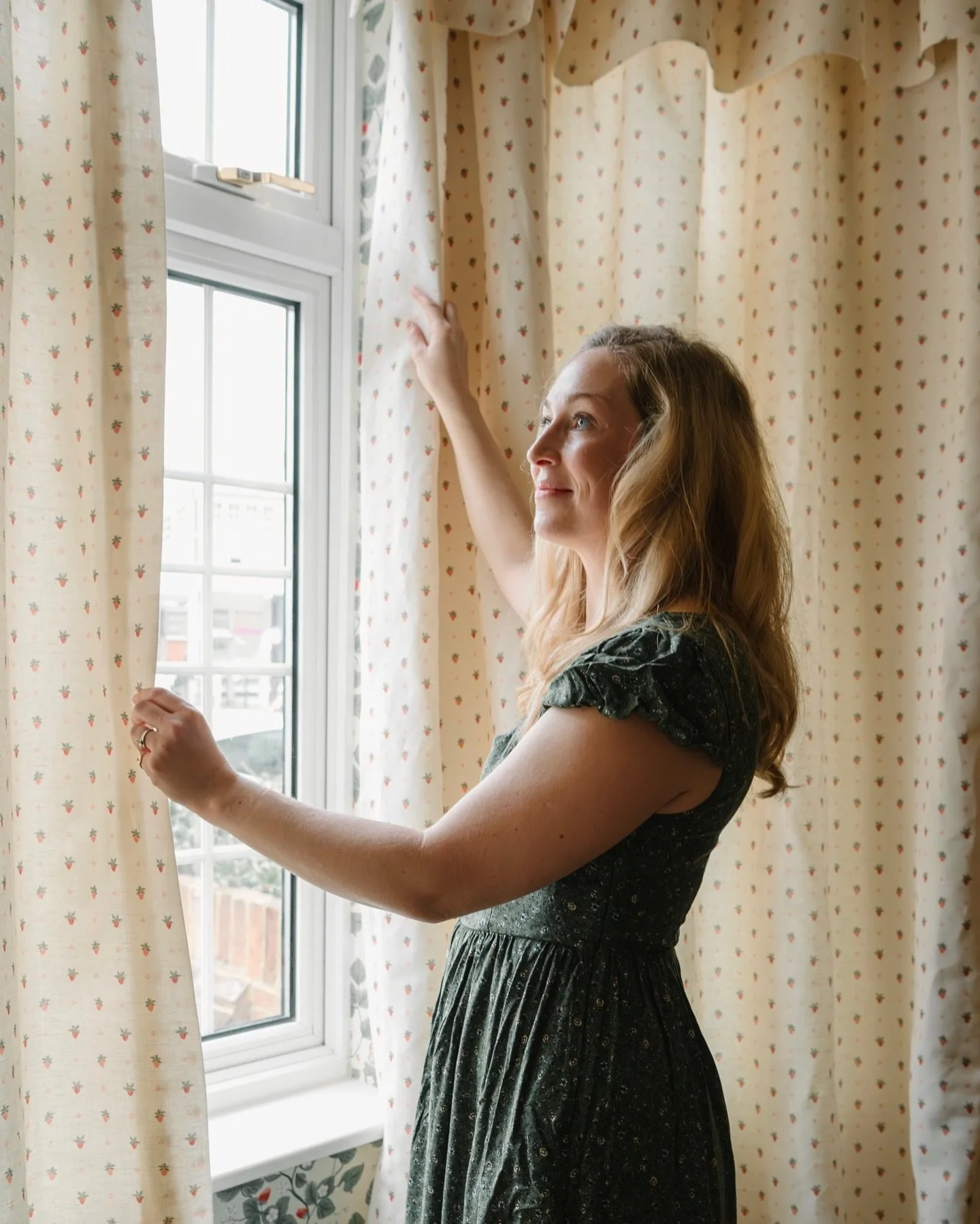 The most beautiful day shooting for @elsiesdaughters today.. Isabel&rsquo;s designs are just divine. 

Can&rsquo;t wait to share more soon&hellip; and a special thank you to @katechadwickpr for introducing us to each other!

#wallpaper #fabricdesign 