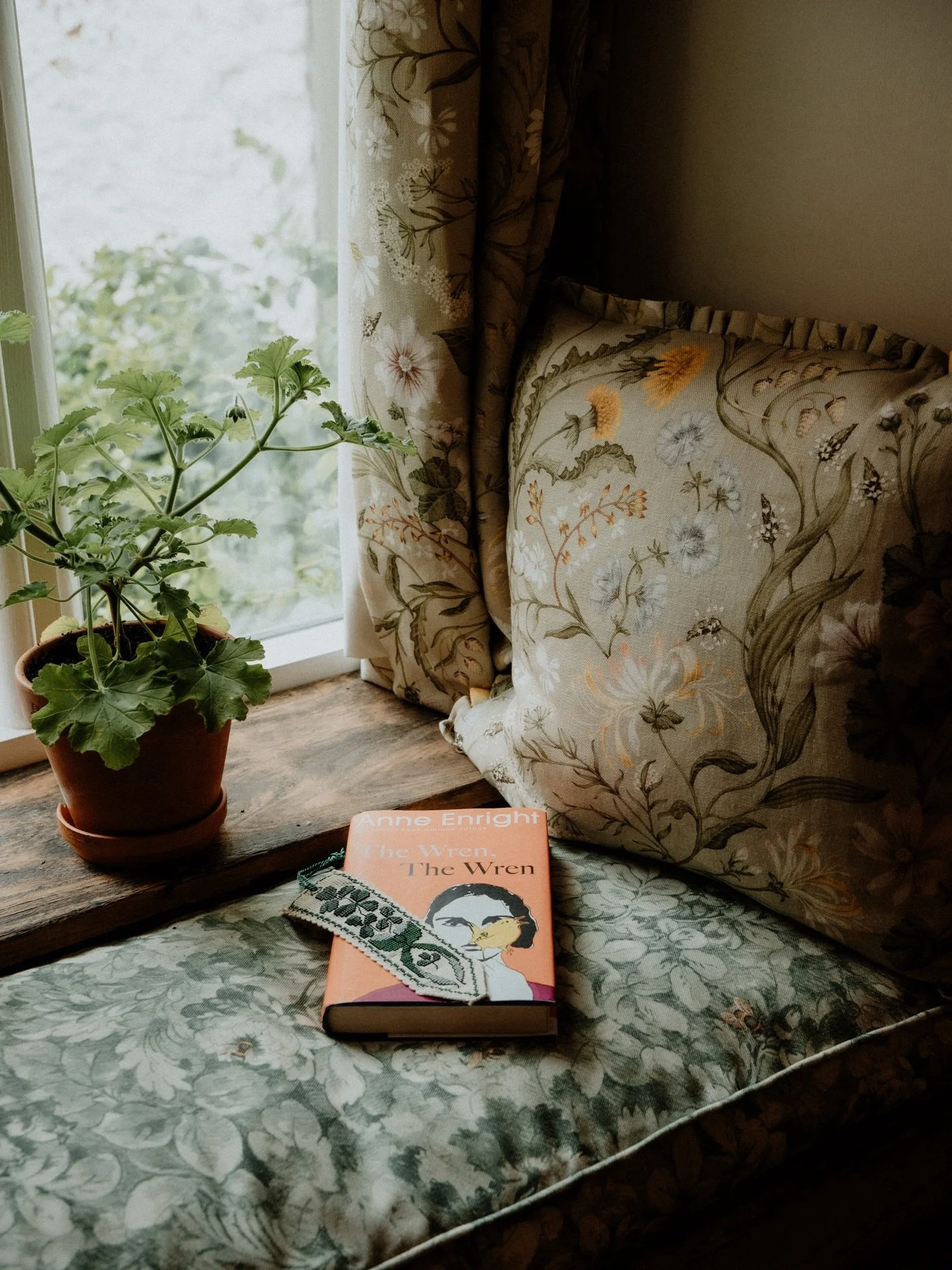 Absolutely adored heading back to the thoughtfully curated and welcoming home of @clover_and_cornish_ today. She has the magic touch with interiors and I never tire of seeing all the perfect pieces she manages to find!

#interiorsphotography #brandph