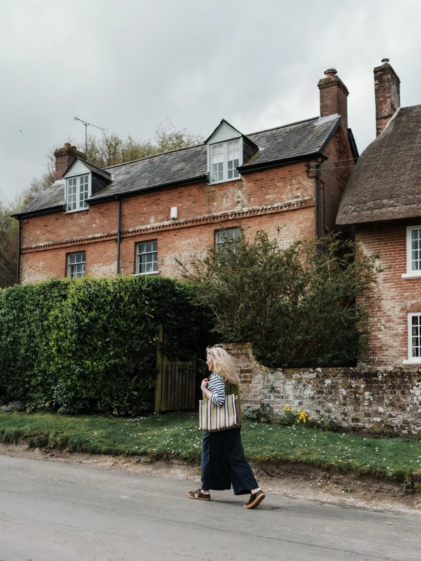 The loveliest day shooting for @katechadwickpr - we had a beautiful walk around the village - spying some cute cottages for sale and absolutely crushing on this gorgeous duck. 

The village has a duck committee - I have never wanted to join a committ