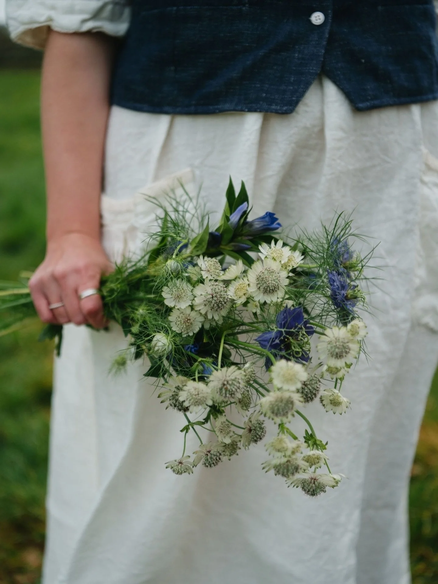 Beautiful flowers from @scentiments_tetbury for my recent shoot for @an_acre_of_land - thanks Jodie for finding me just the right ones!

#tetburyshops #shoplocal #flowersandotherstories