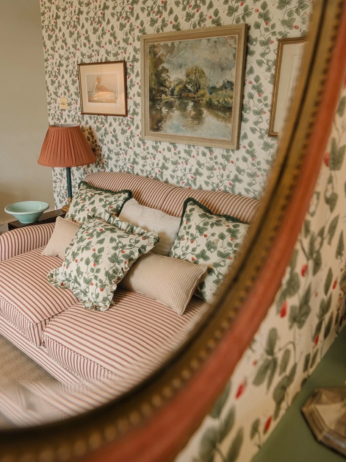 A mirror with a view - to the wonderful @elsiesdaughters home decorated with her beautiful strawberry design wallpaper and cushions. 

Paired rather beautifully with a @rowenandwren sofa 

#brandphotography #interiorsphotography #wallpaperdesign #fab