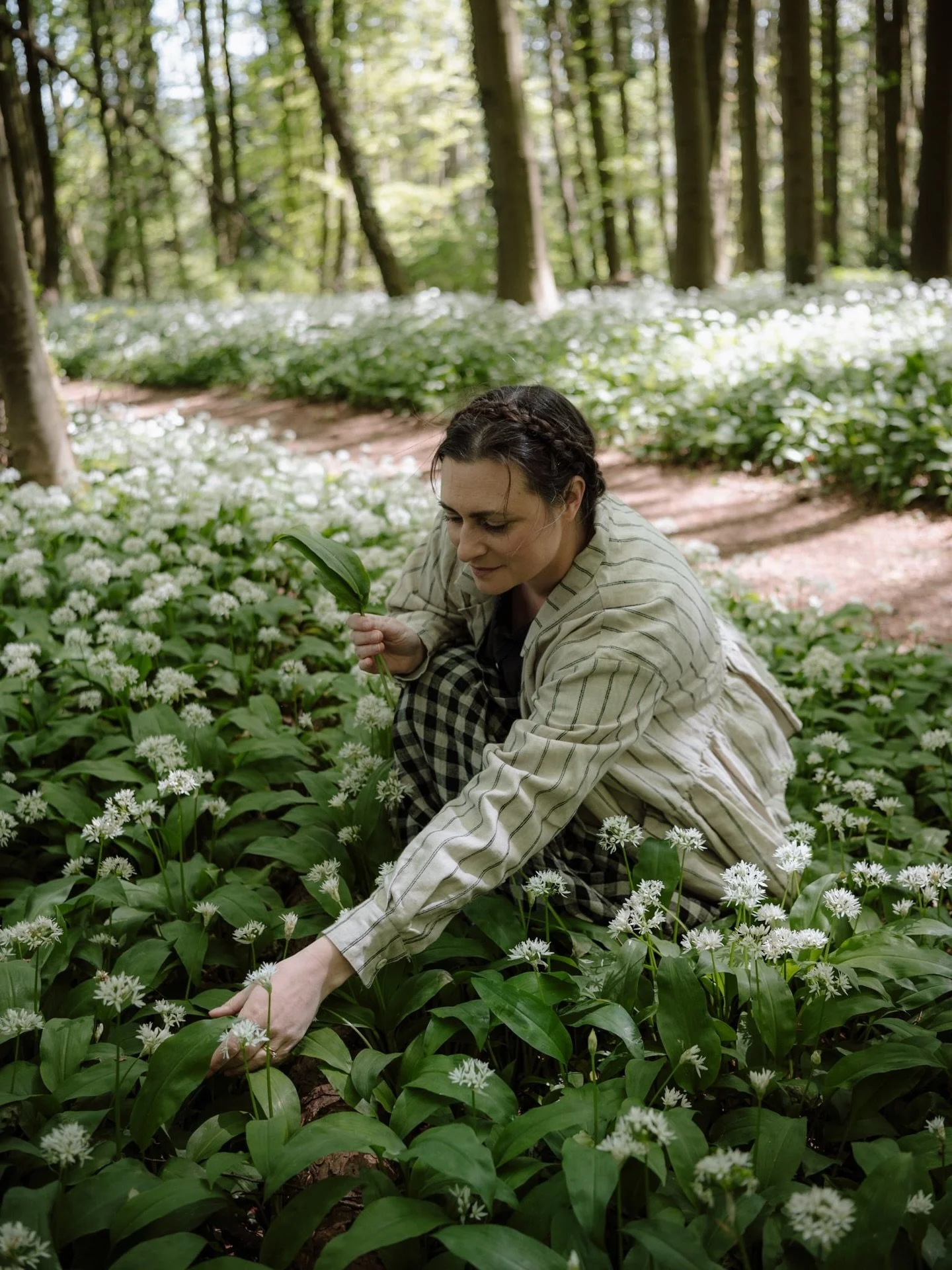 A little sneak peek at today&rsquo;s shoot with @halliesphere for the wonderful @an_acre_of_land 

Down in the woods today.. wild garlic, a robin&rsquo;s nest, a hare and a pair of buzzards&hellip;

Feeling heart full&hellip;

#wildgarlic #wildgarlic