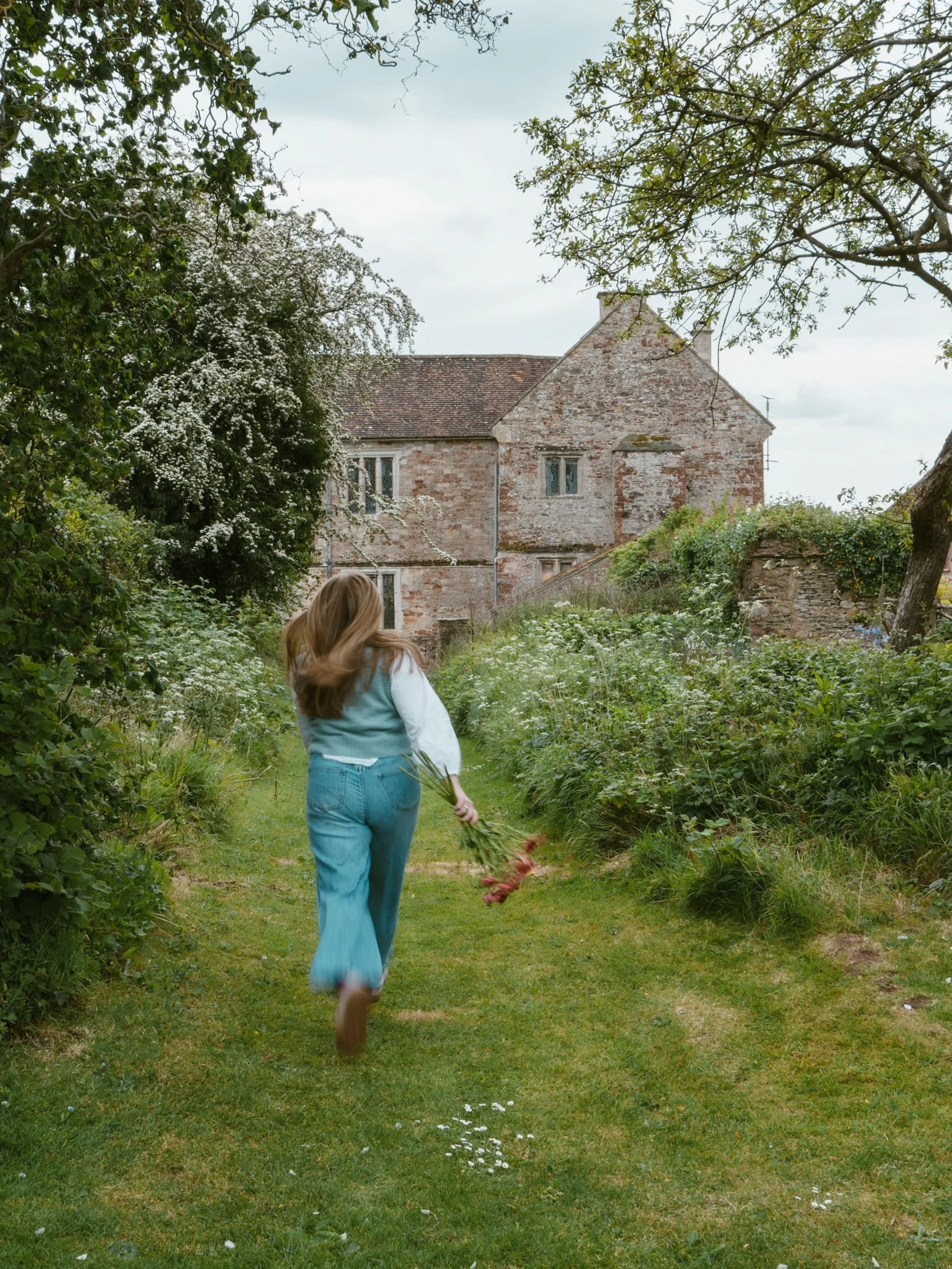 Another stunning day shooting for @tallulahroseflowerschool 

Location via @fablefaine 

Florist I made run for the shot @coraandflora 

#photographyforflorists #brandphotography #brandphotographer