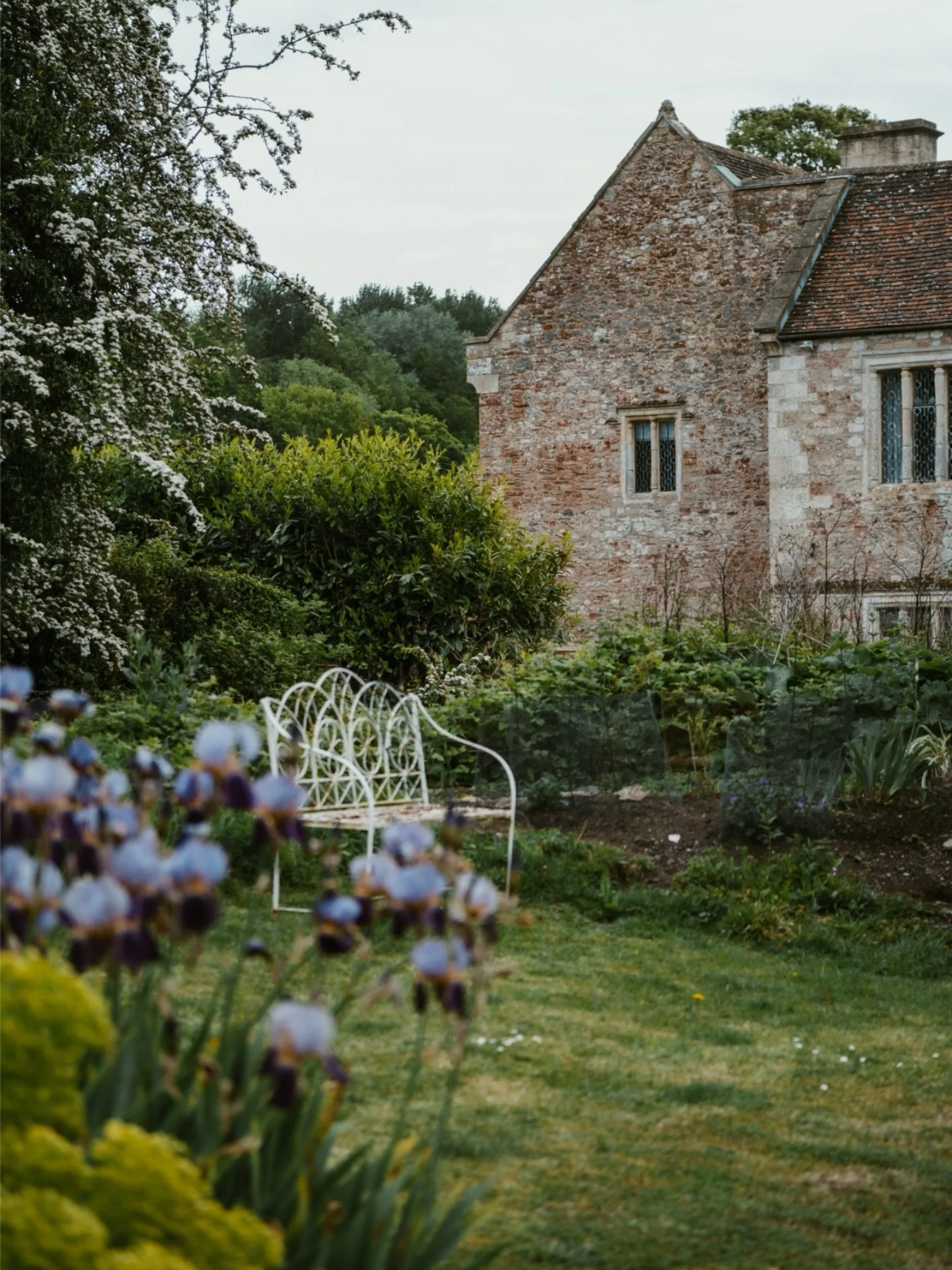 Countryside scenes - a beautiful @fablefaine backdrop for the fabulous @tallulahroseflowerschool last week&hellip;

#countrycottage #manorhouse #countryliving