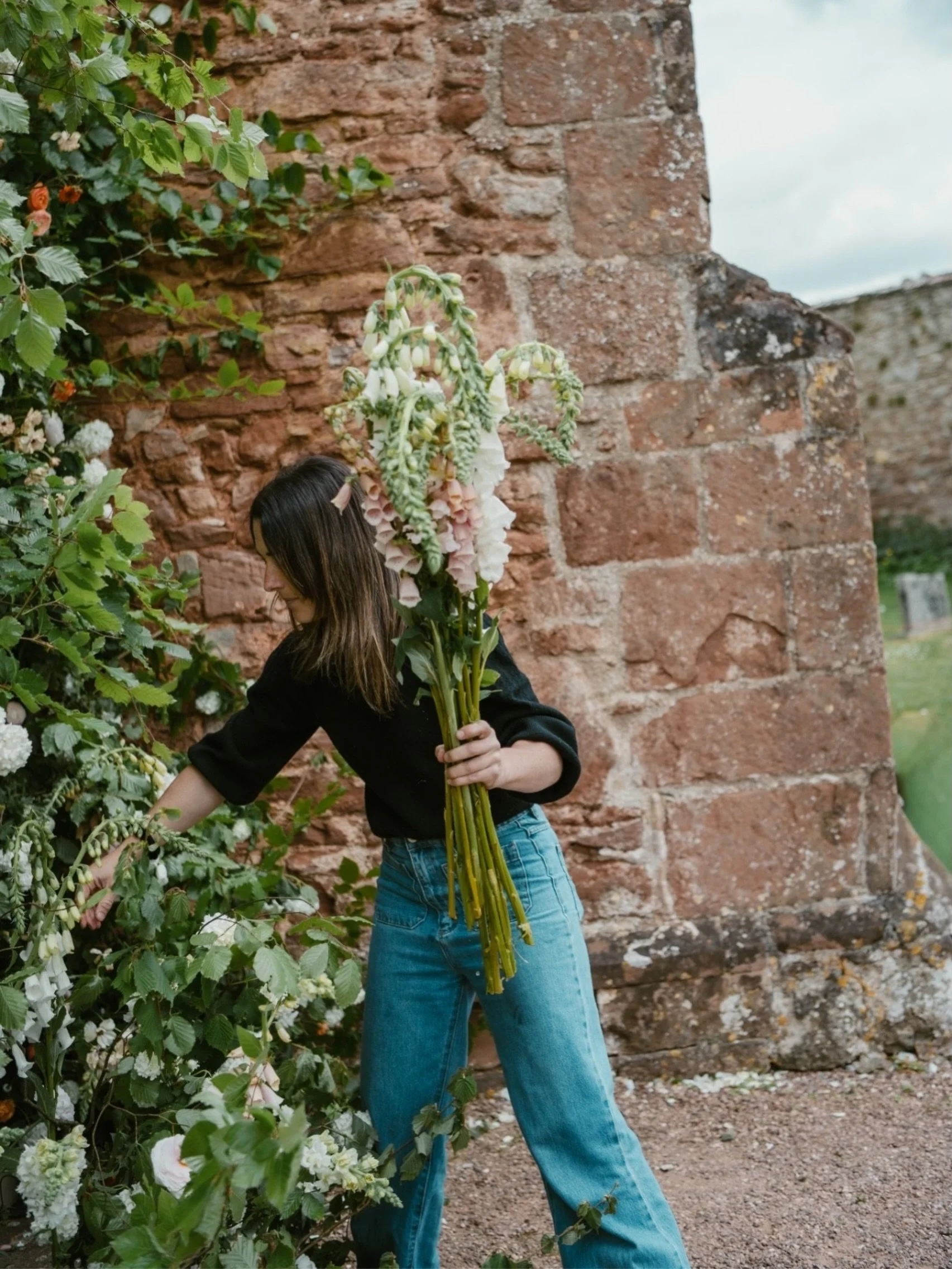 Just home from scouting out a truly incredible new location for @fablefaine, but as those images aren&rsquo;t edited yet I am sharing another little shot from last week&rsquo;s gorgeous @tallulahroseflowerschool workshop.

Pictured is the lovely @alm