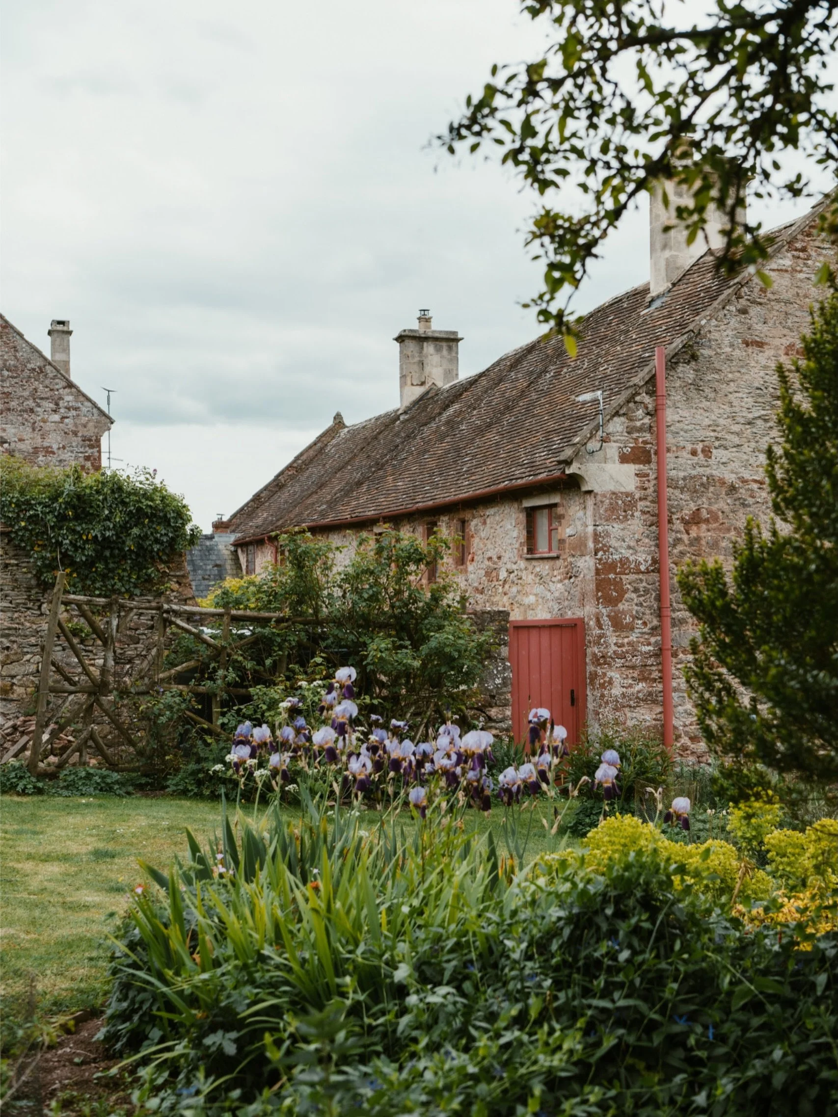May gardens&hellip; just the best.

📷 for @tallulahroseflowerschool at one of our stunning @fablefaine locations