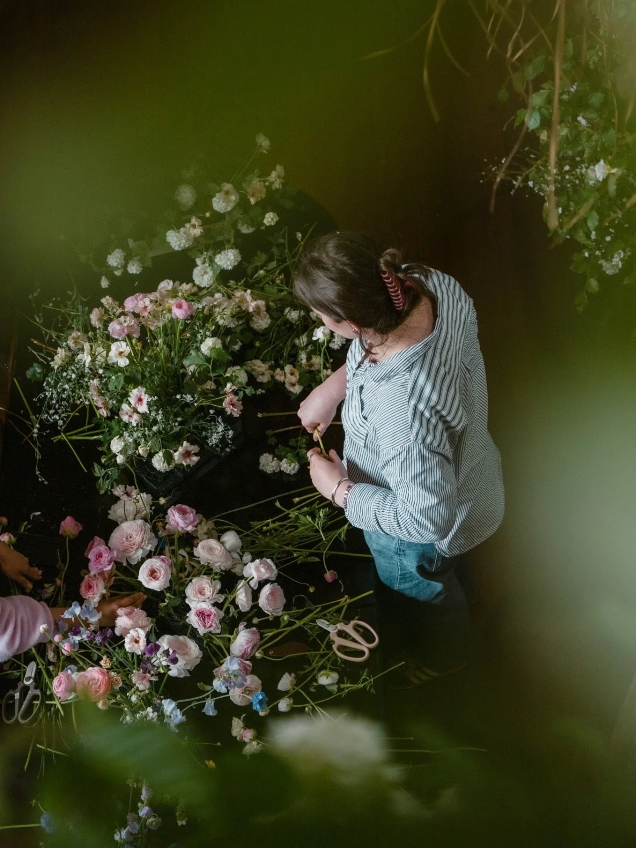 Signing off for the long weekend with some more from the incredible @tallulahroseflowerschool recently - photographing talented creatives will always be one of my favourite things.

Enjoy your bank holiday weekend!

#brandphotographer #workshopphotog