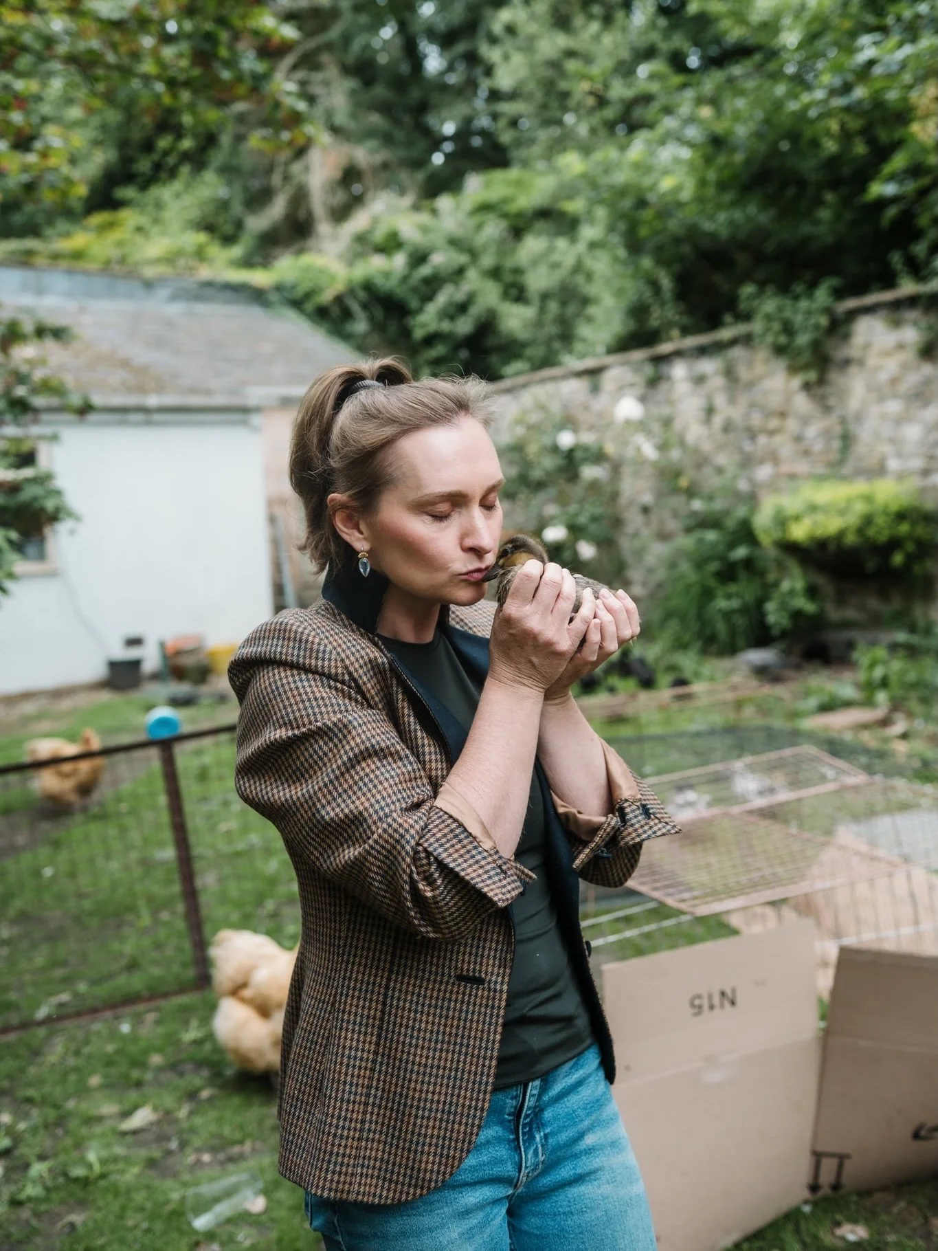 Duckling tax plus the fabulous family of Lara and Benedict @combeheadhouse - shooting for @fablefaine today in partnership with @pursuingthepast 

Can&rsquo;t wait to share what we got up to (beyond duckling cuddles!).

#shootlocations #placeswithsou