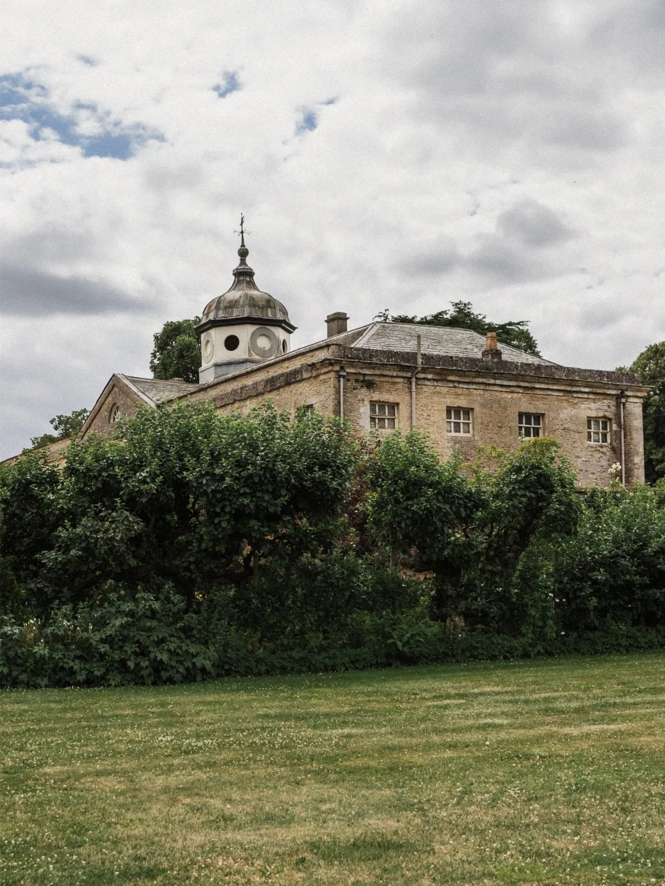 Such beautiful gardens @roushamgardens last week shooting for the fabulous @cotswold_knit - the little blackbird followed me around all day hoping for some crumbs!

#brandphotographer #gardenphotographer
