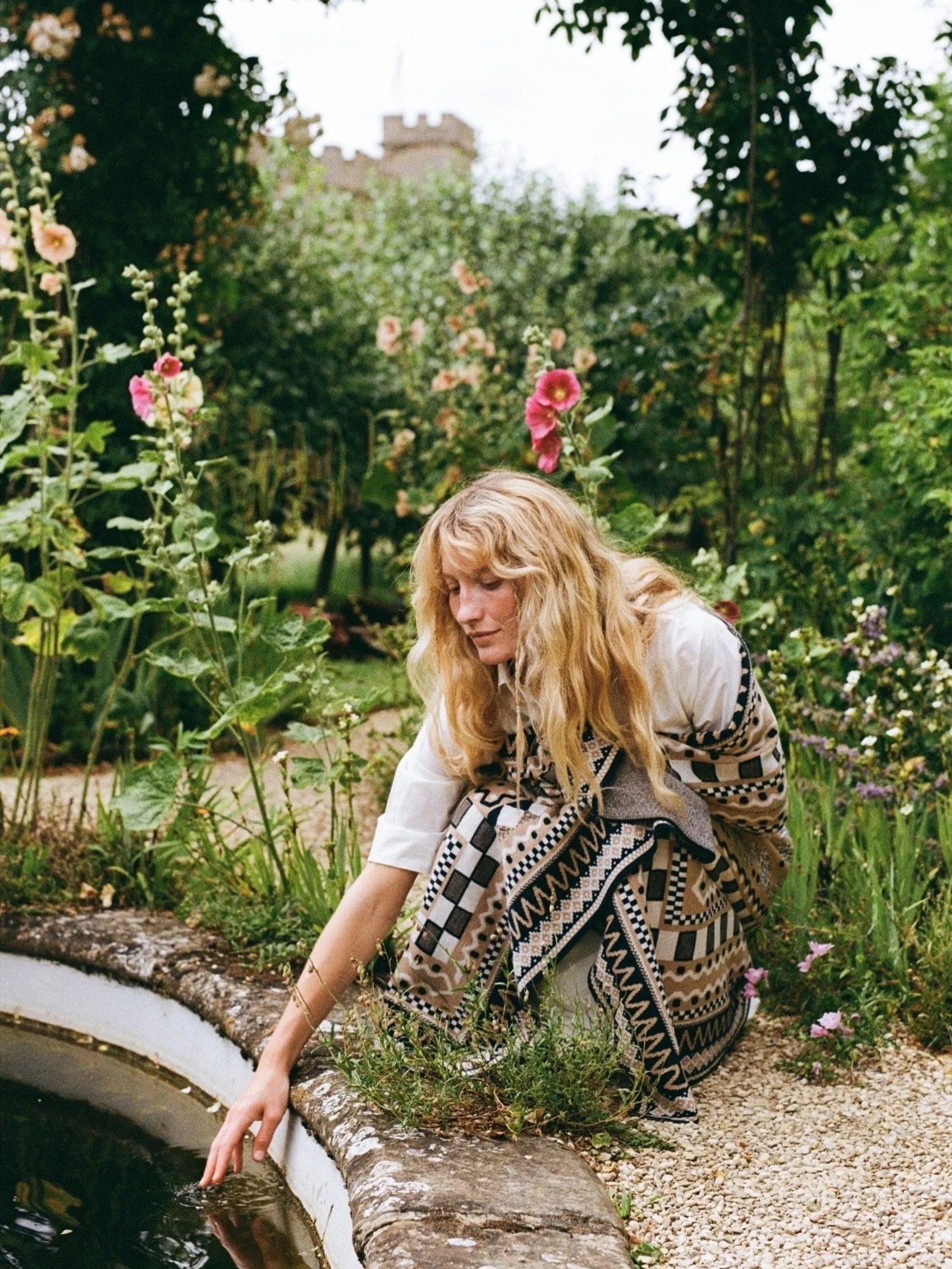 Film Friday for @cotswold_knit - just adore those blankets!

Location @roushamgardens 
Model @jenna.rhiannonn 

Shot on #nikonf5 with #kodakgold200