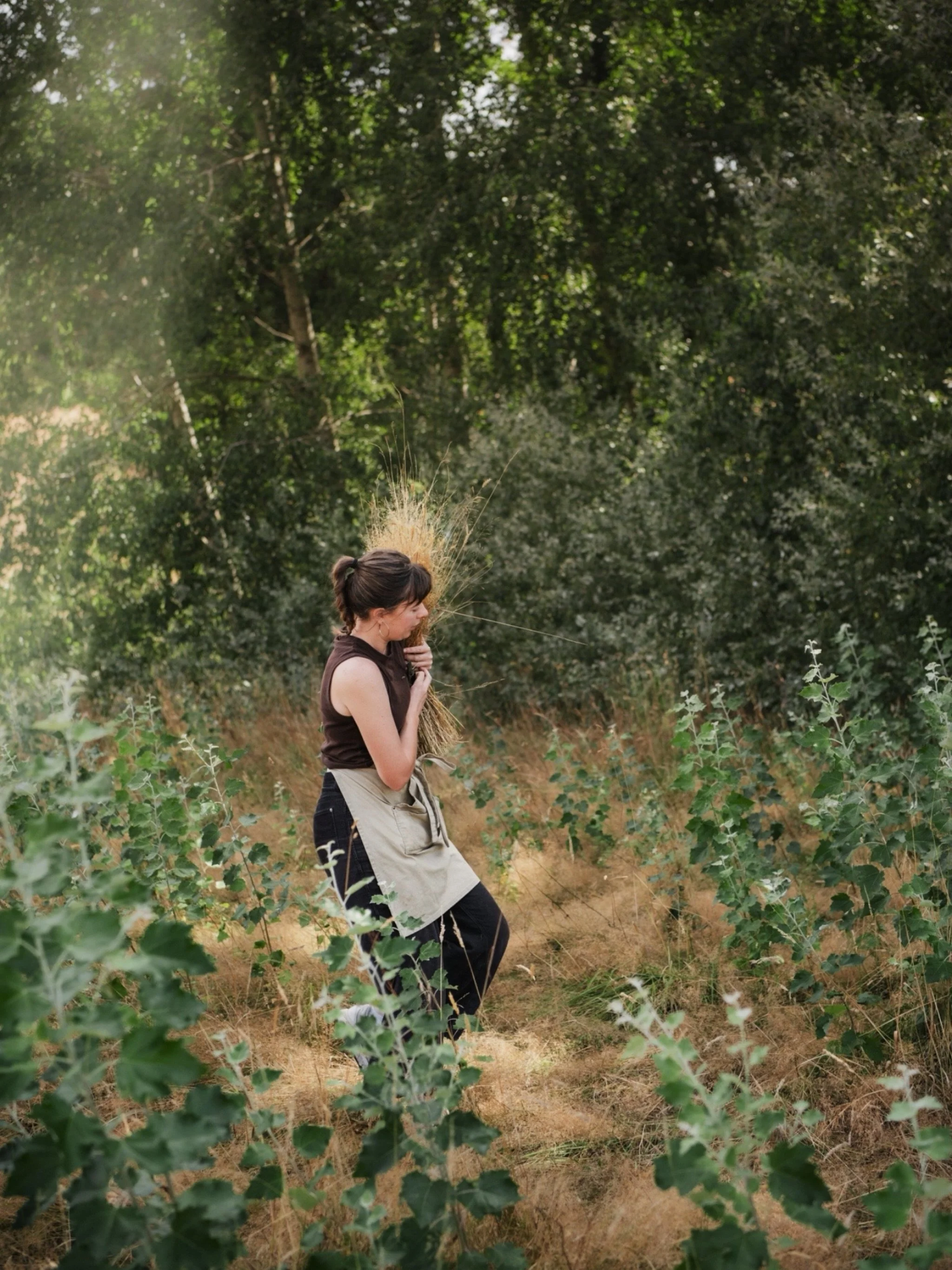 A sneaky peek of a gallery I&rsquo;m working on from capturing @lunainthewild_ and her team as they worked a beautiful wedding @cothelstonemanor this weekend.

Thank you to @field_good_flowers and @heathland_flowers and @grandfields_studio