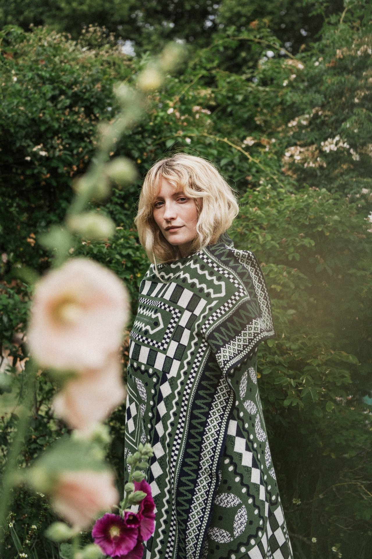 Time to wrap up in cosy blankets (preferably @cotswold_knit ones!) and enjoy these early autumn days in the garden.