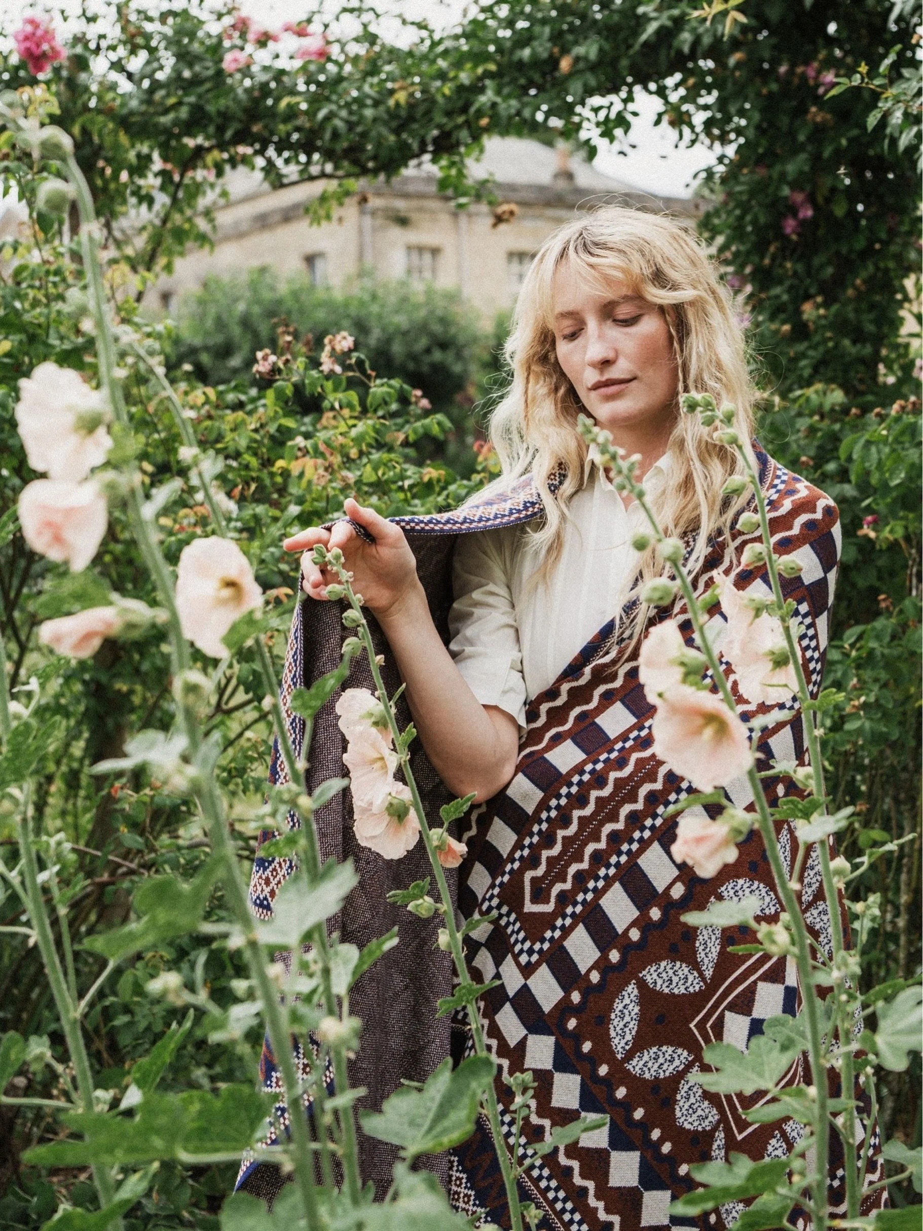 Today felt more like summer than autumn. So I spent the afternoon planting flowers and thinking back to this lovely shoot for @cotswold_knit at the beautiful @roushamgardens 

Model - the wonderful @jenna.rhiannonn
