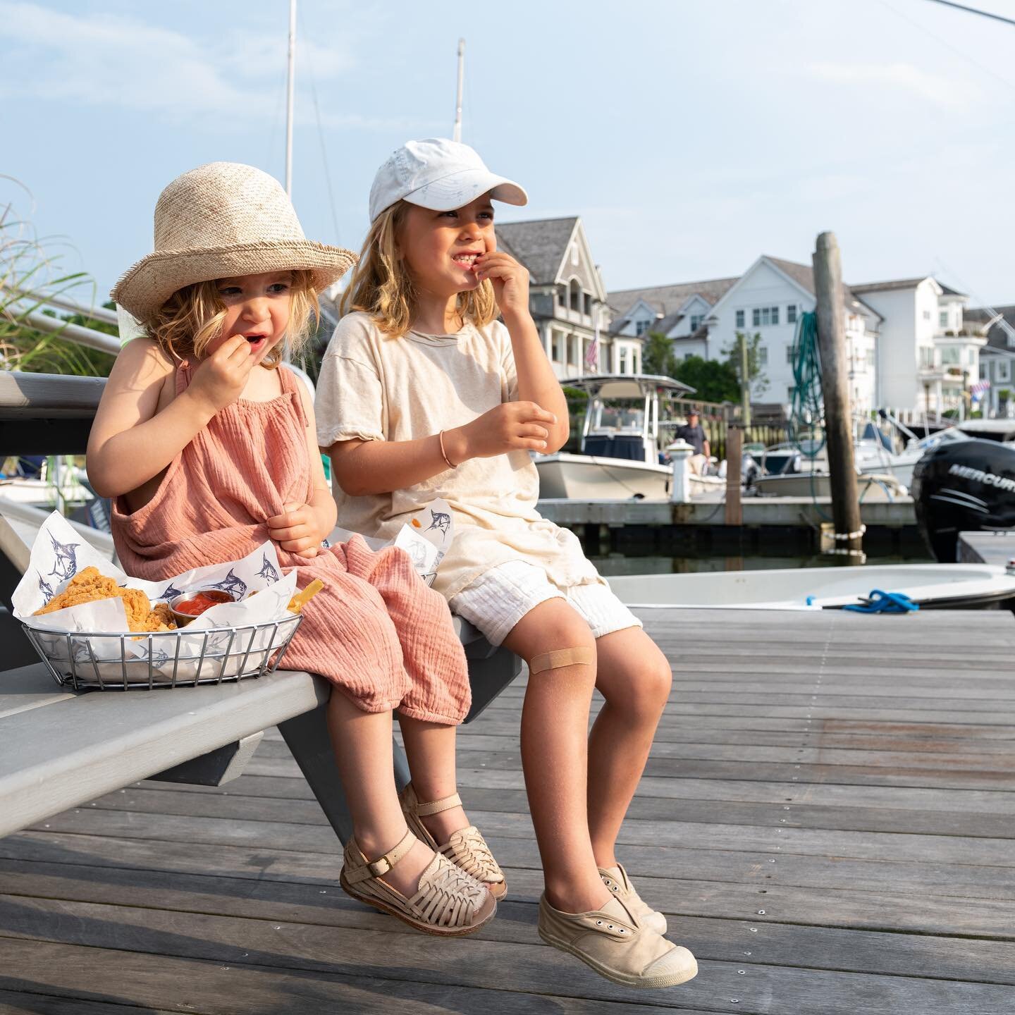 Give yourself a night off and enjoy family friendly dinners on the dock 🥰 chicken fingers and french fries 🍟 are kid approved ✔️✔️✔️