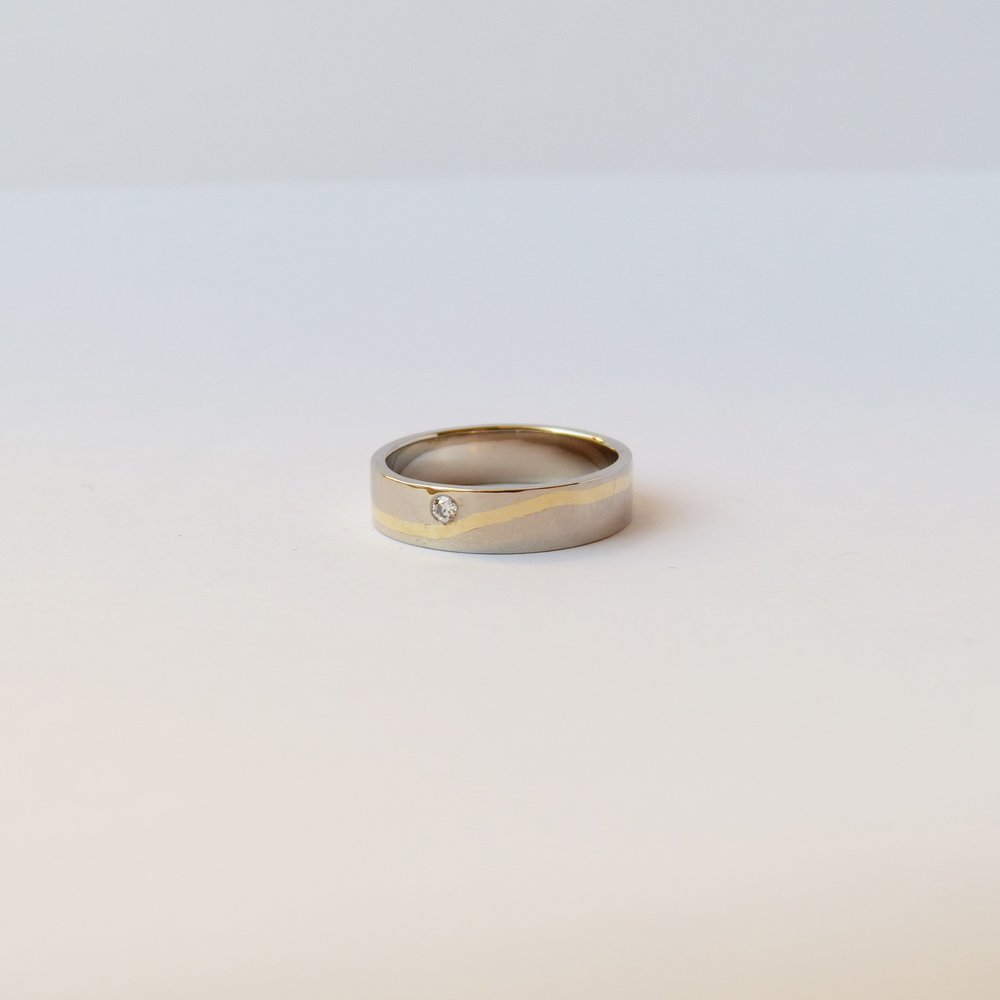 18ct white + yellow groove ring with diamond 2.jpg