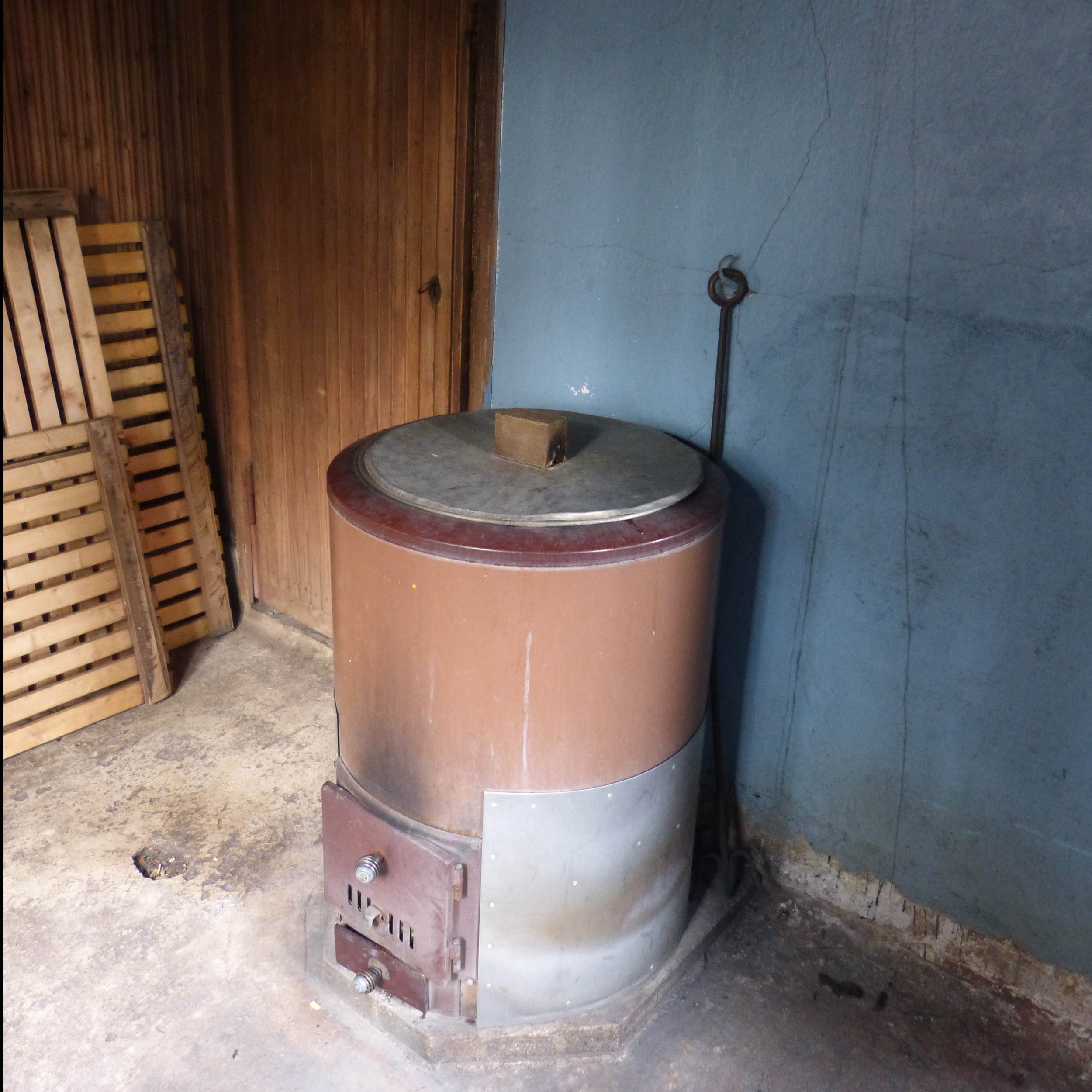 Wood_fired_water_boiler_Finland_sauna.jpg