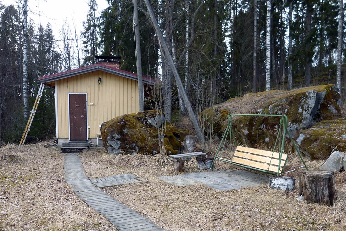 Finnish_wood_fired_sauna_exterior.jpg