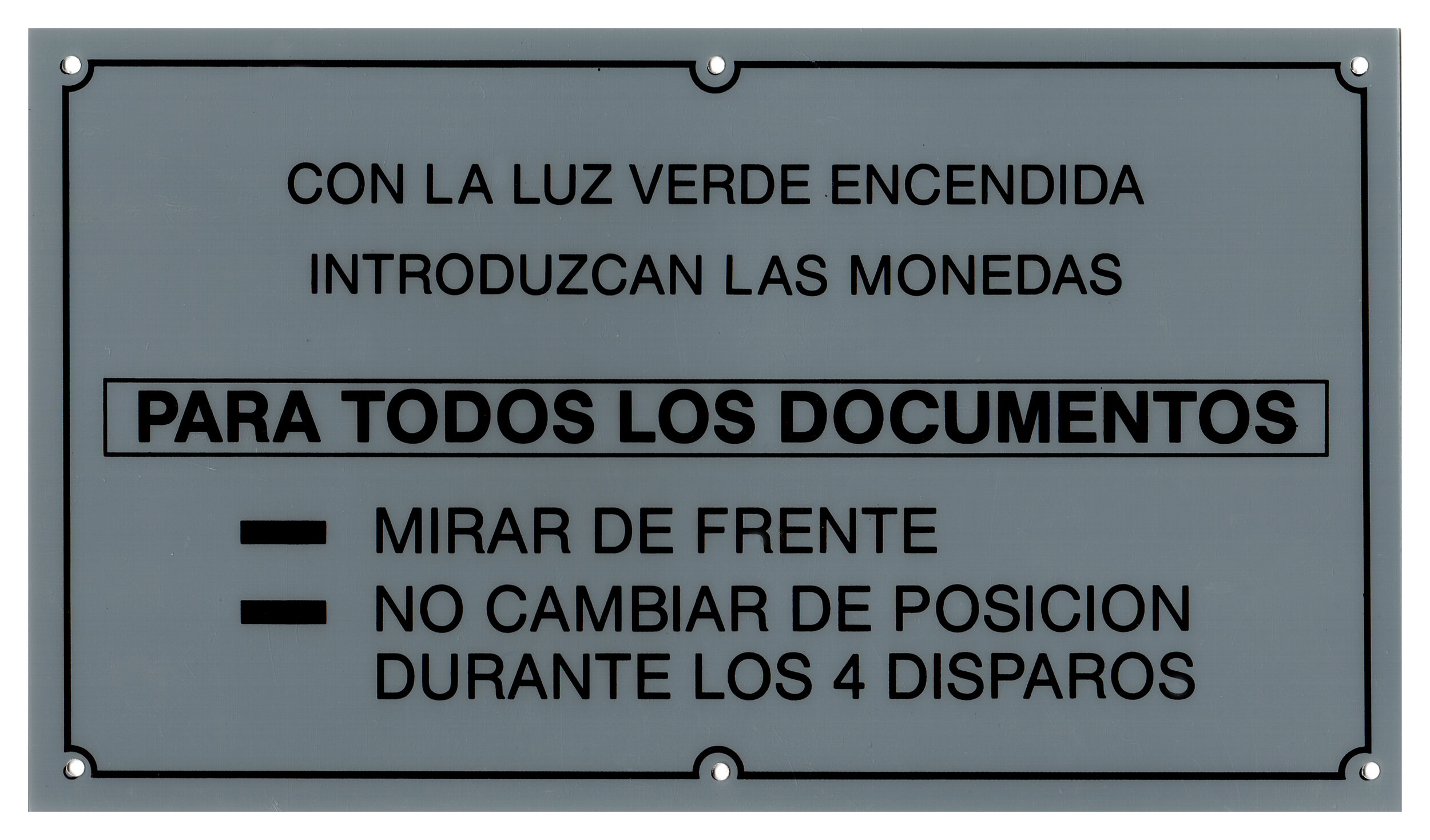   Para todos los documentos. 2005-06    Totes les imatges estan fetes en un d’aquests “Fotomaton” buscant trencar els propis límits d’espai i de temps. El “Fotomaton” actua com un micromón marcat per les normes d’ús, la falta d’espai i el temps accel