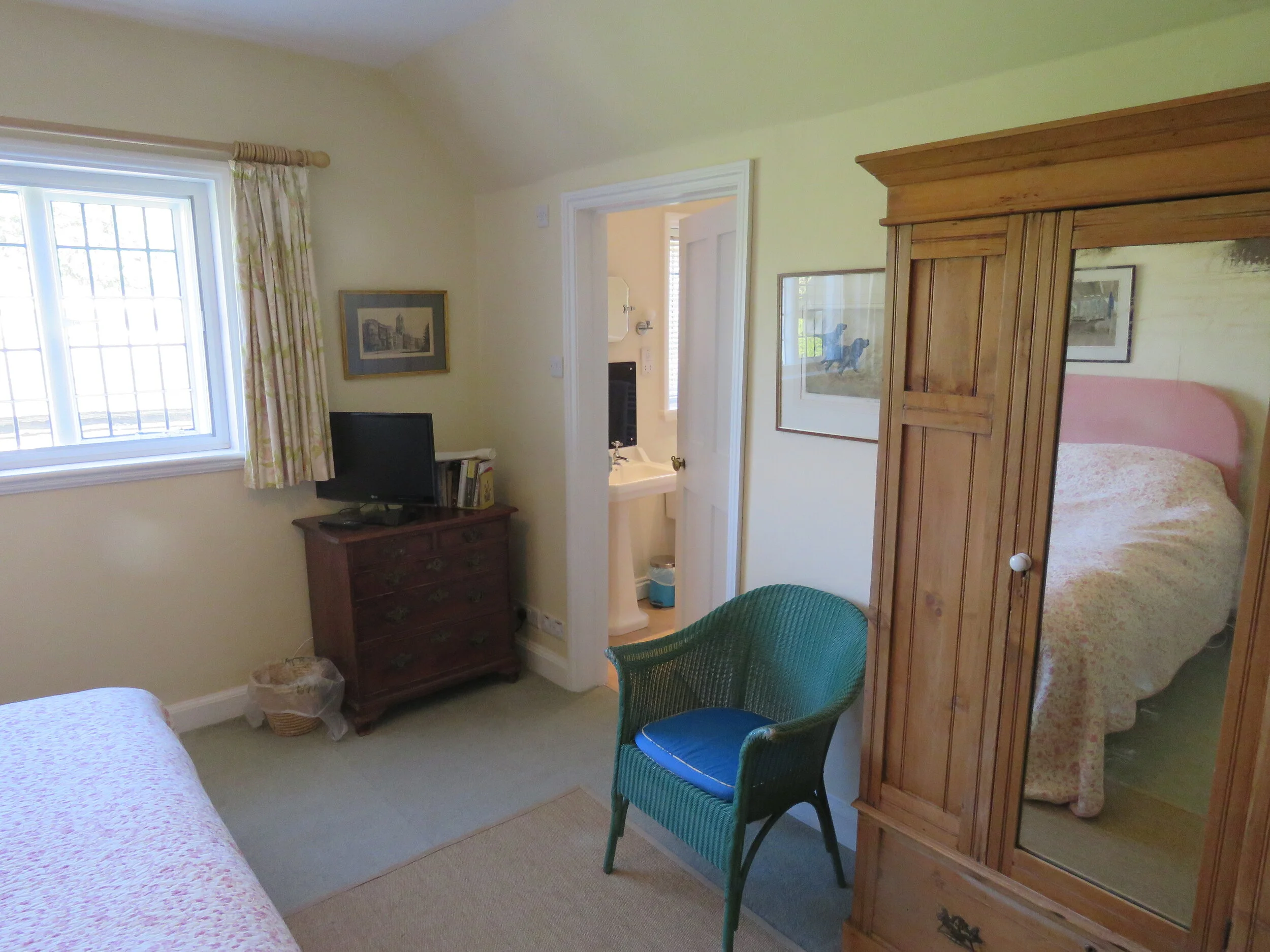 Double en suite with shower over bath (2)