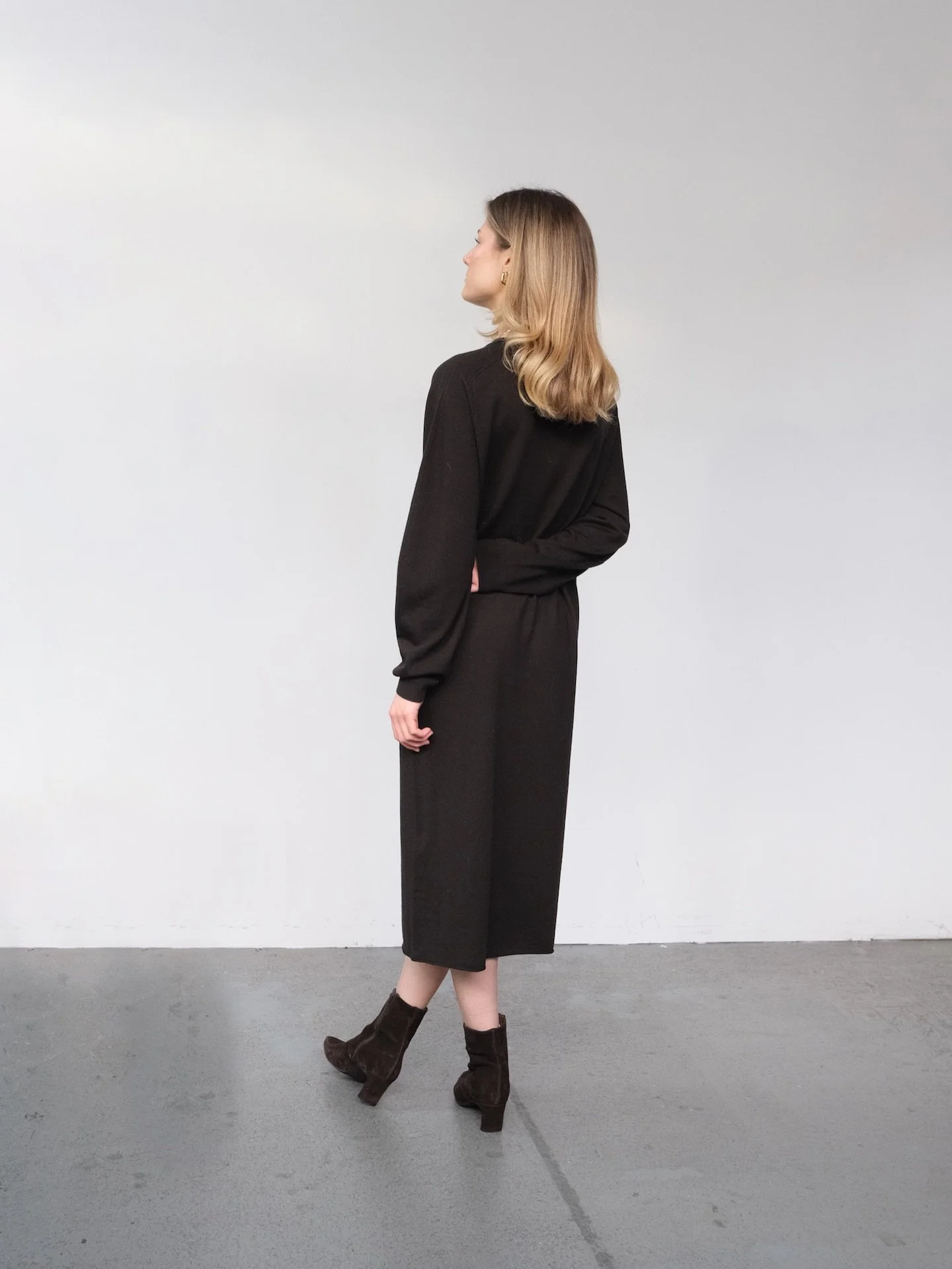 COME BY - SAY HI 🤍
Mo - Fr: 11:00 - 18:30
Sa: 10:00 - 18:30