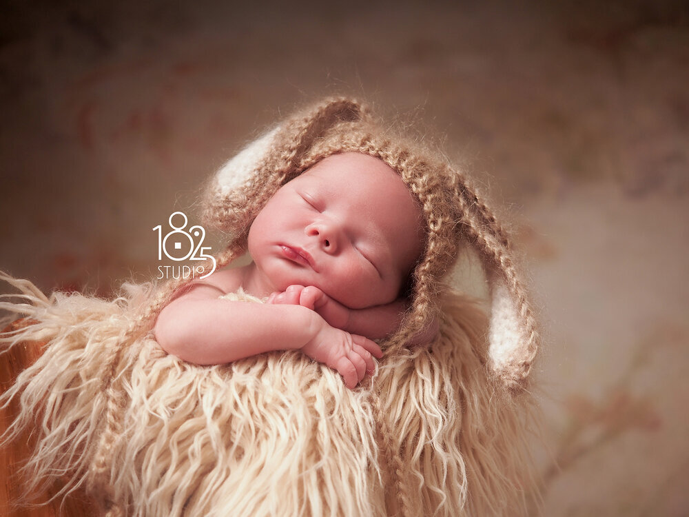 Newborn Art Photography in Belper. We're situated ten miles north of Derby, within easy reach of Nottingham & Chesterfield.