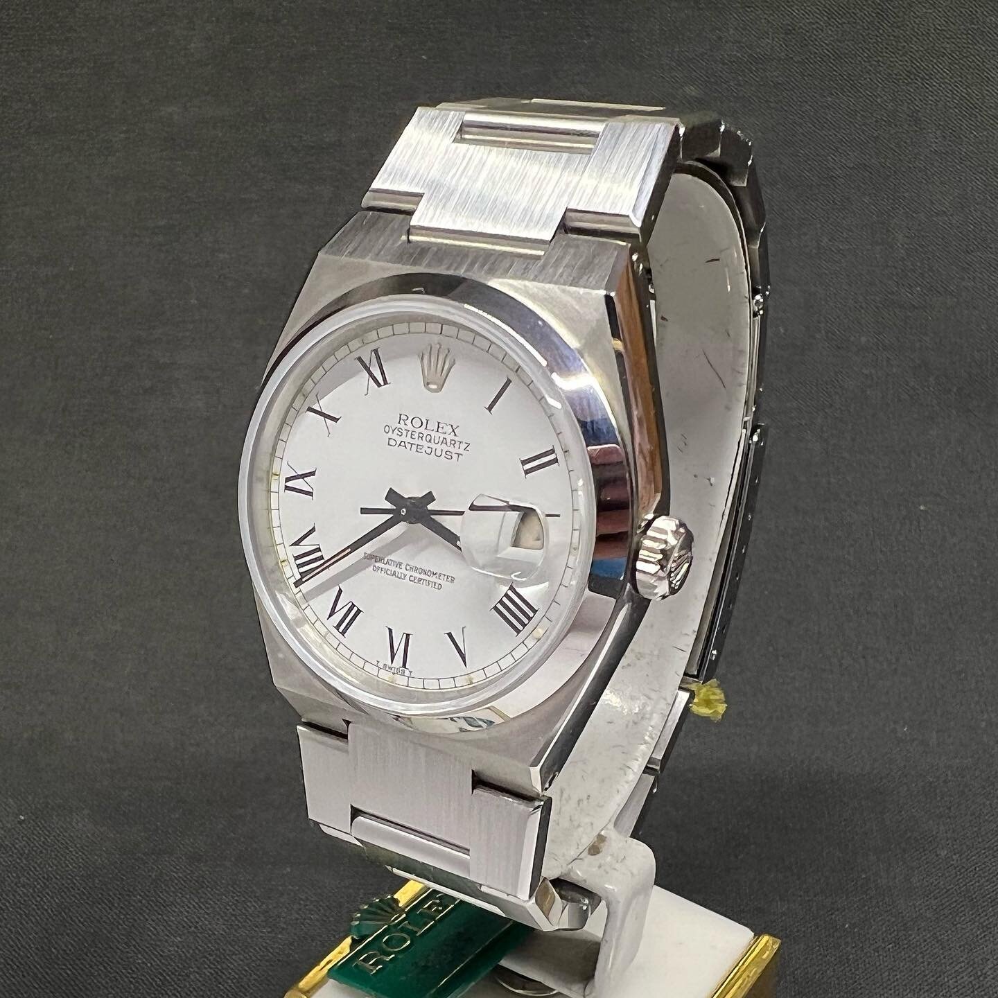 NEW ARRIVAL! &rdquo;NOS&rdquo; &amp; Full Set Rolex Oysterquartz 17000 w/ White &rdquo;Buckley&rdquo; Dial. Sold at ASU Gothenburg in 1980. Box &amp; Papers. Price 75000 SEK
#drwatch #Rolex #oysterquartz #17000 #nos #datejust