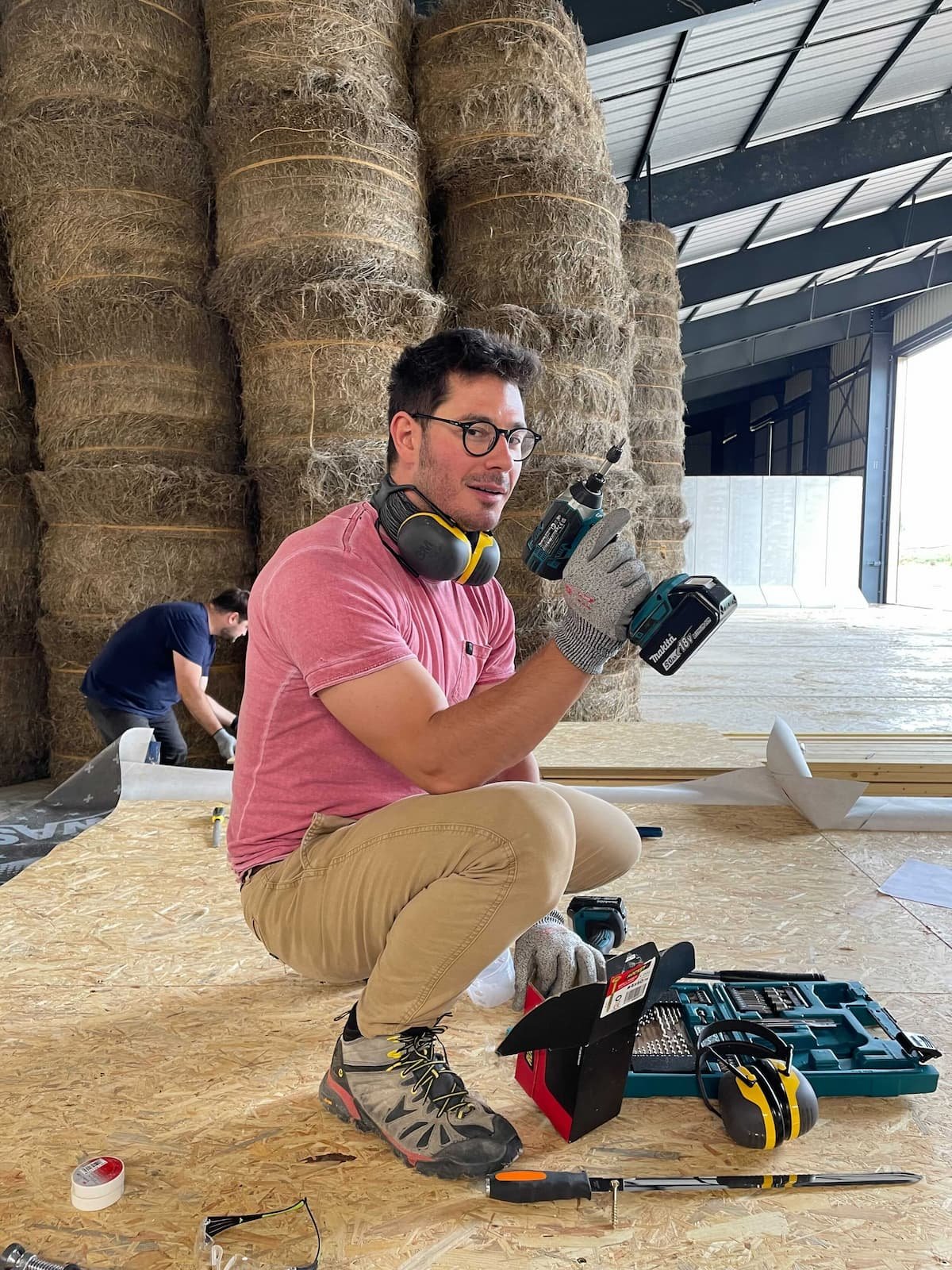 georges construit le plancher de la maison