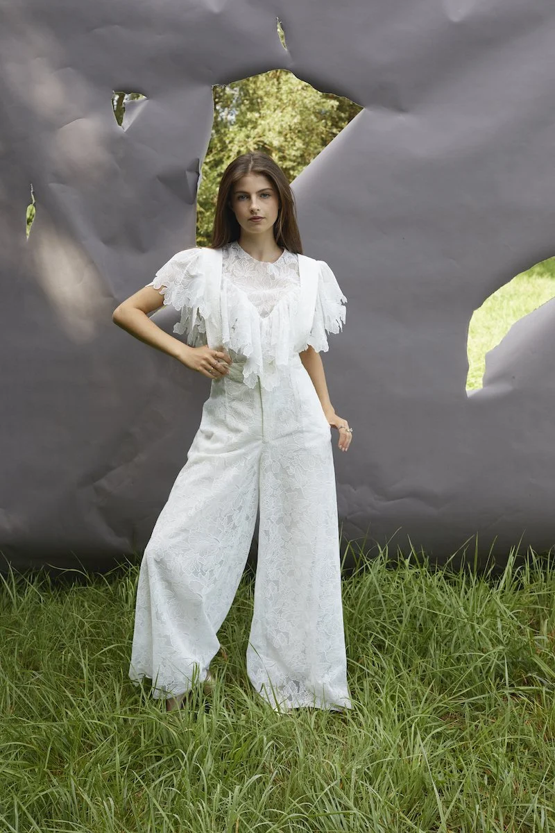 Pour une mariéee en combinaison pantalon, il se porte avec le top Mage. Le duo allonge et équilibre la silhouette pour un look élégant et confortable assuré.