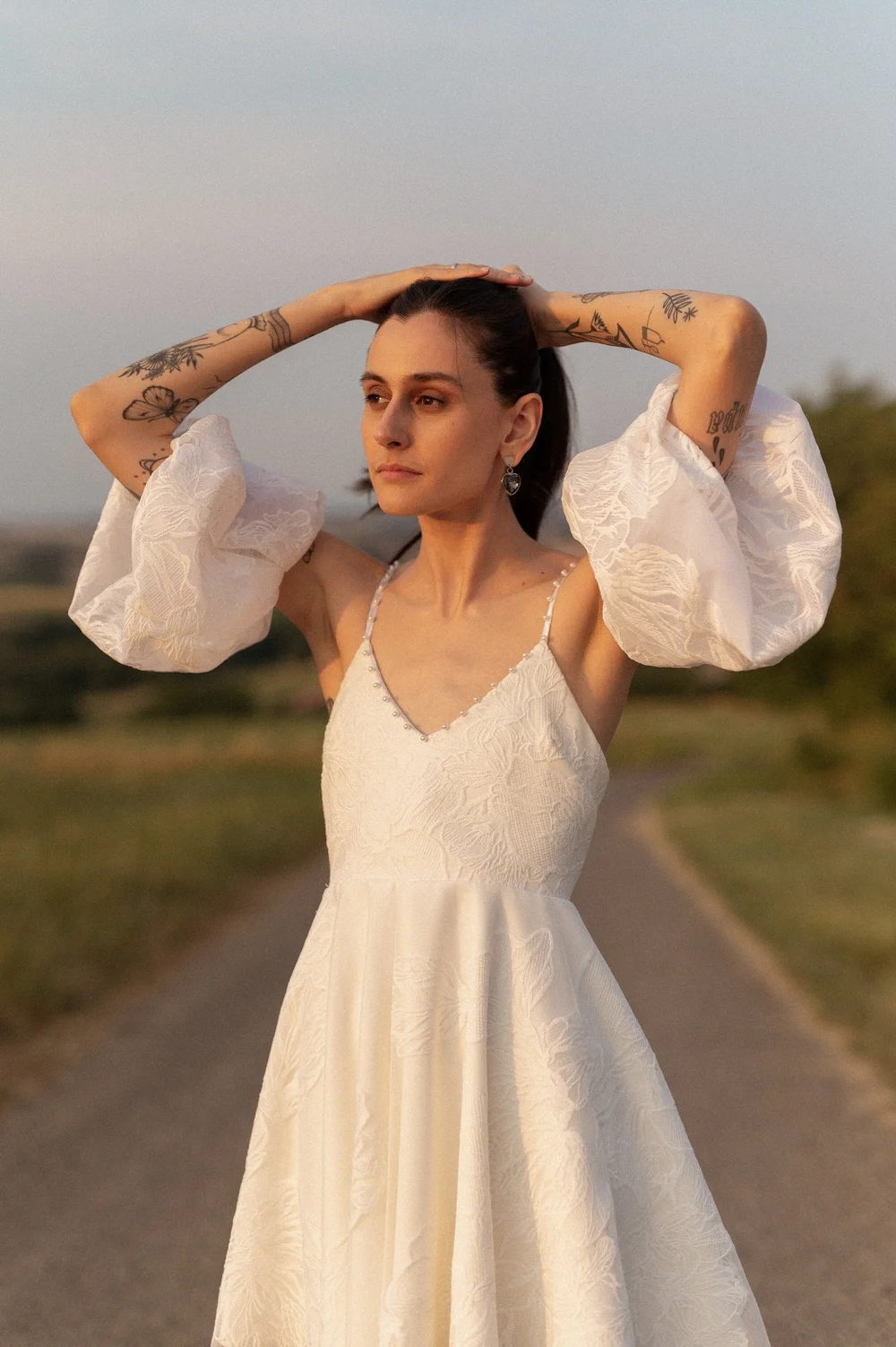 Robe de mariée Inès courte patineuse glamour longueur mini en satin  recouvert de tulle brodé — Carole Birling