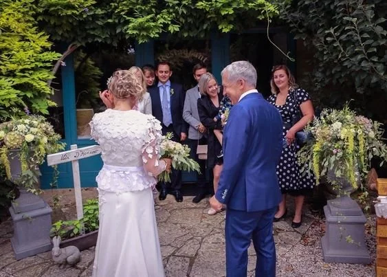 J'apprécie l'élégance et la gentillesse de Carole qui reste disponible et à l'écoute à chaque étape de la création de la robe de mariée. J'en garderai un souvenir inoubliable. Grâce à son professionnalisme je serai là plus belle le jour J. Merci Caro