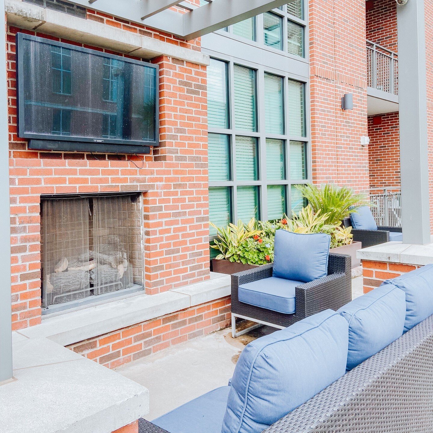Cozy up by the fire and catch up on your favorite shows. Our pool deck is the perfect spot to relax and unwind, even in the chilly weather! 🔥📺