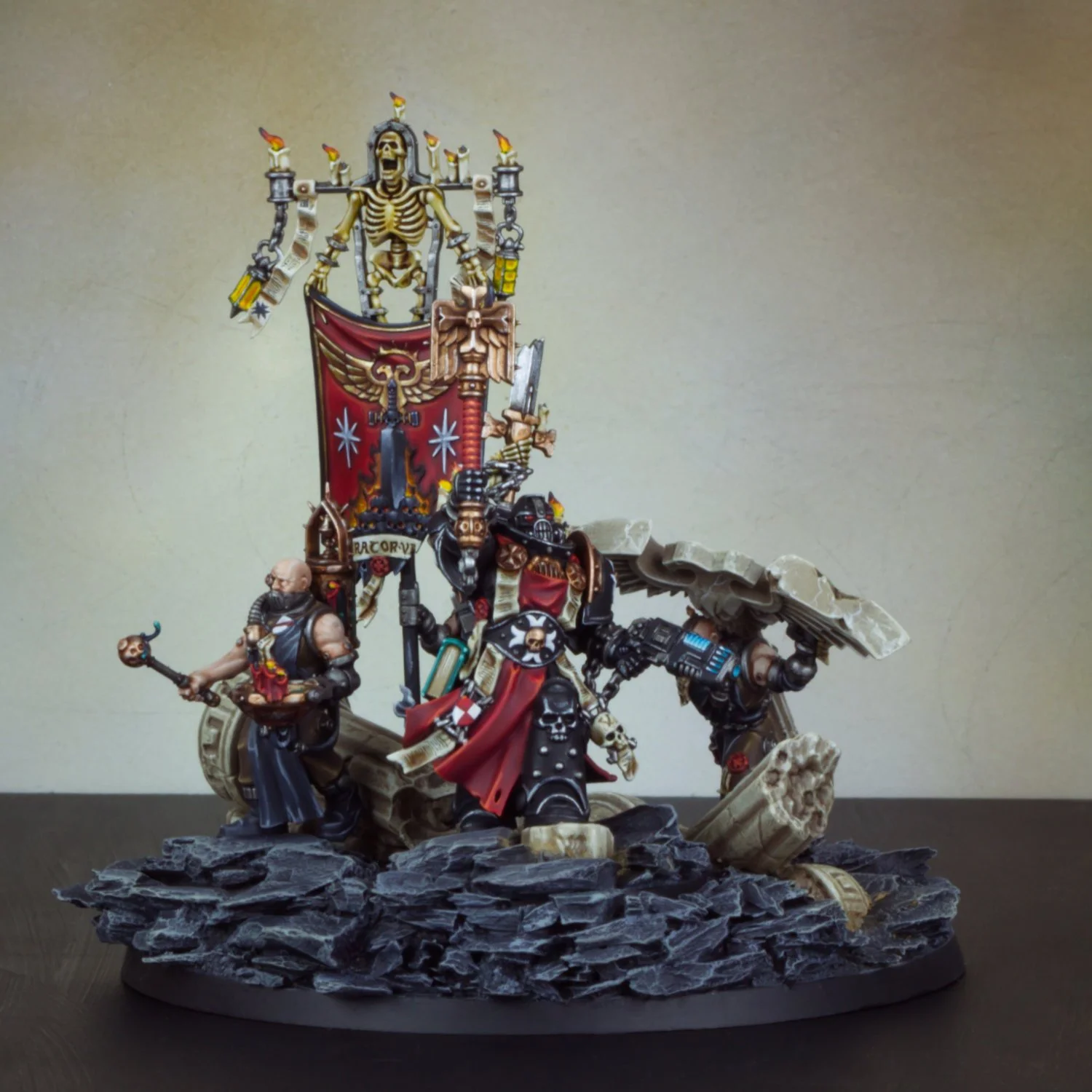 A detailed miniature figurine display of Warhammer 40K chaos characters, featuring a mechanical beast, chaos space marines, and chaos banners, set on a rocky base.