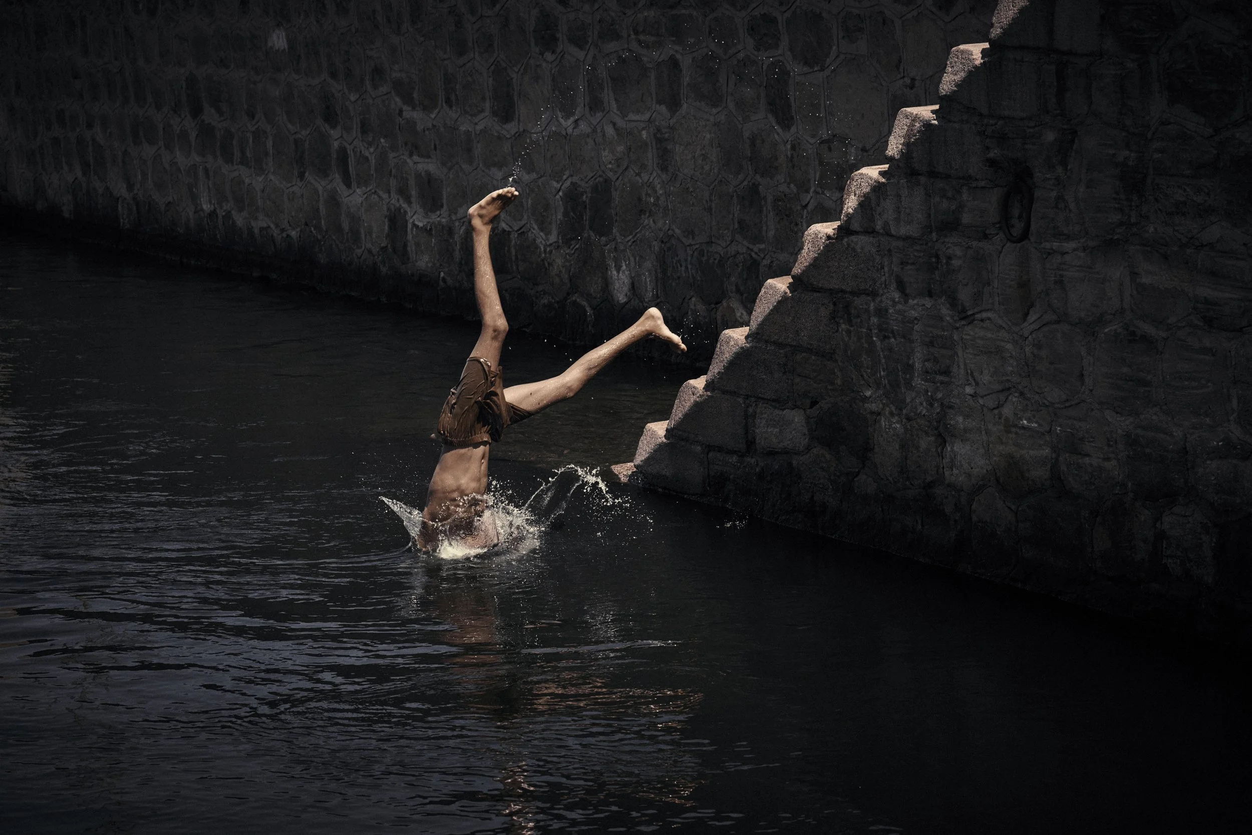 New Esna Dam-Local boy swimming in the Lock on the nile.-aty.jpg