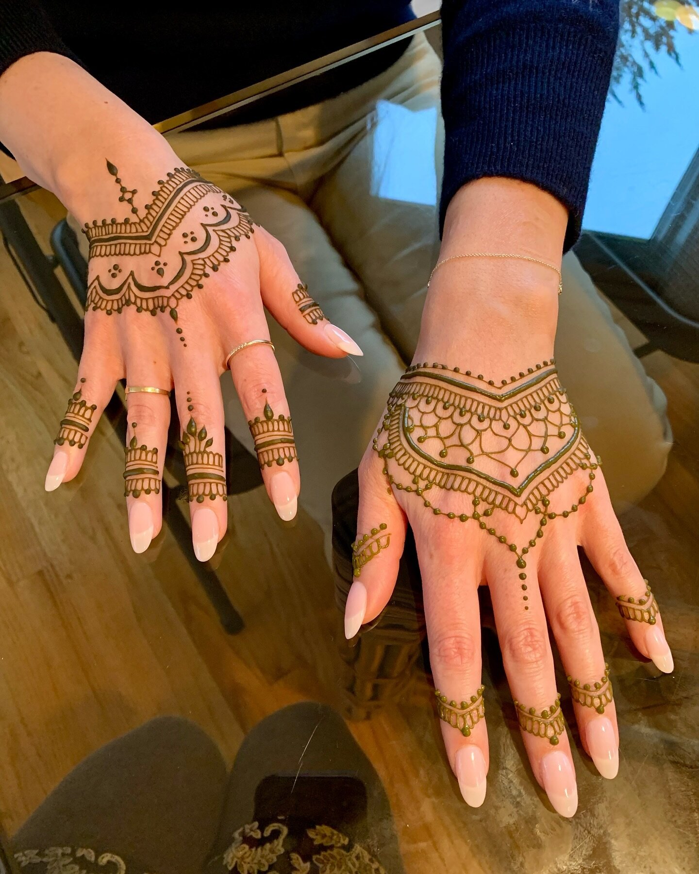 Grateful for a slammin&rsquo; year of henna. It&rsquo;s been my busiest season yet! Saying goodbye to 2023 with my last henna gig of the season&mdash;sweet and simple bridal mehndi for @j5ckieee 

Cheers to 2024 and another fabulous year of henna ahe