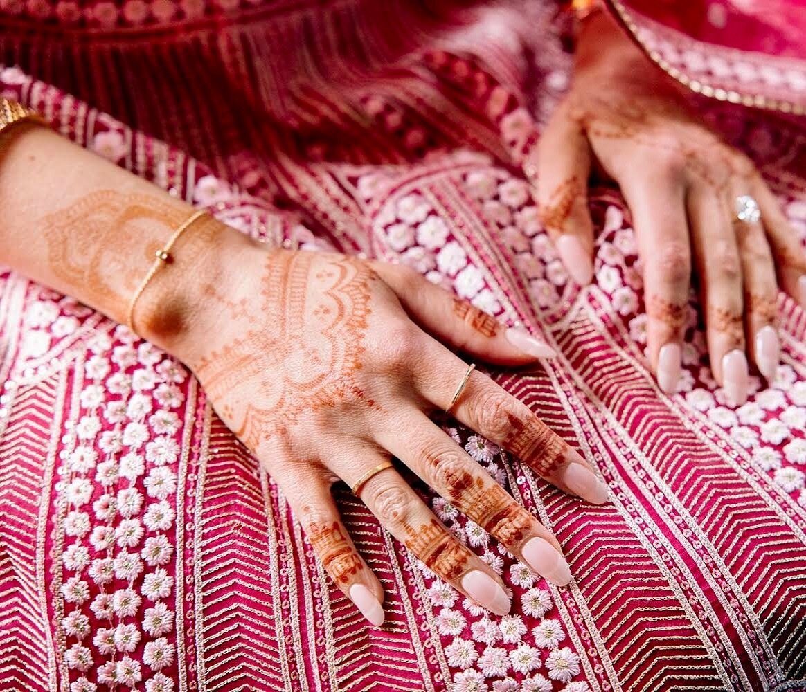 My last henna gig of 2023 yielded the first professional photos of my work in 2024! 📸

Thank you again to @j5ckieee for the honor of doing your bridal henna. Congratulations to you and your husband! May this next chapter bring you the best adventure