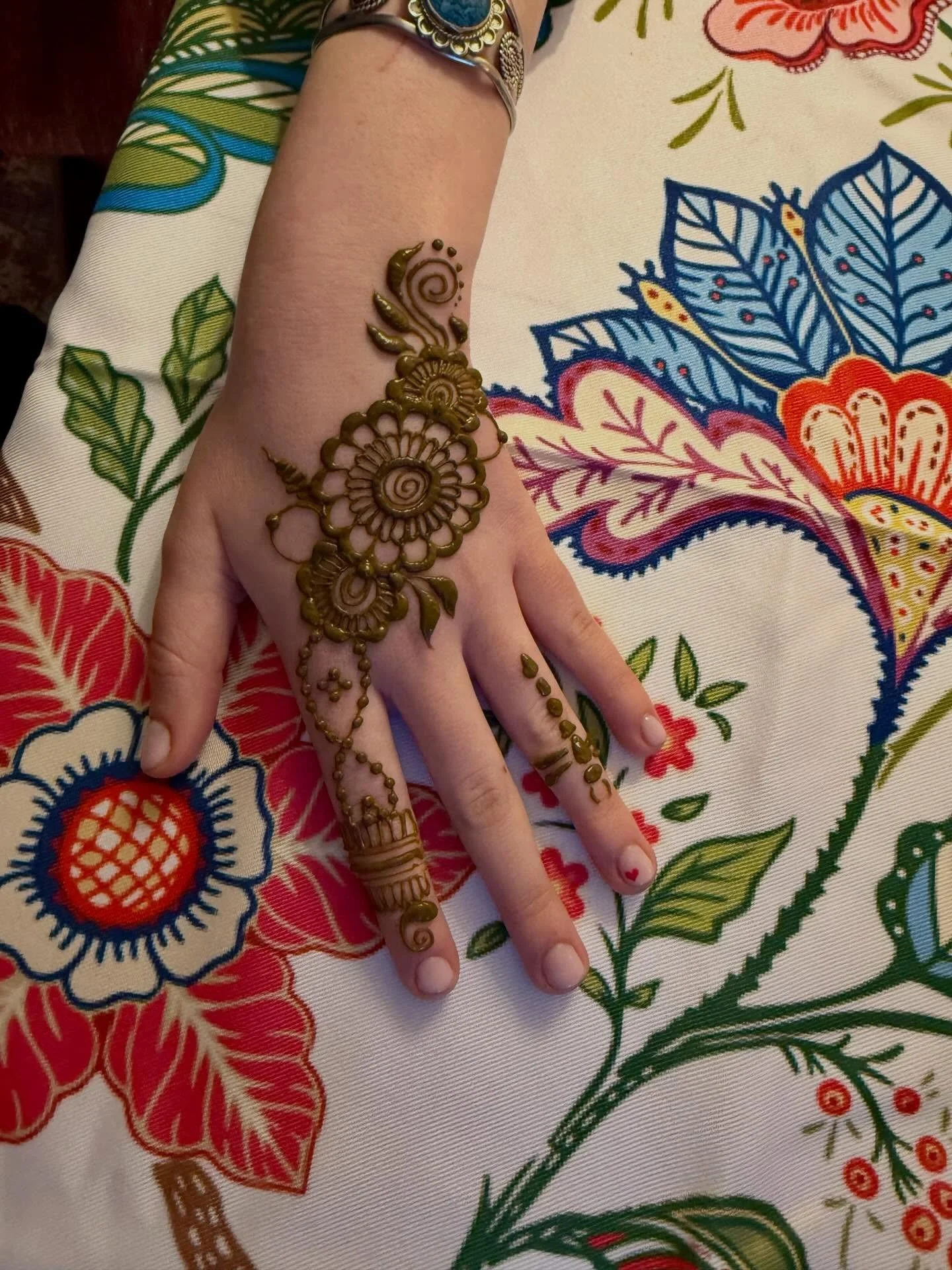 Happy birthday henna ahead of a Valentine&rsquo;s Day birthday!

#hennabyelyse #nyhennaartist #coldspringny #hennaartistry #cthenna