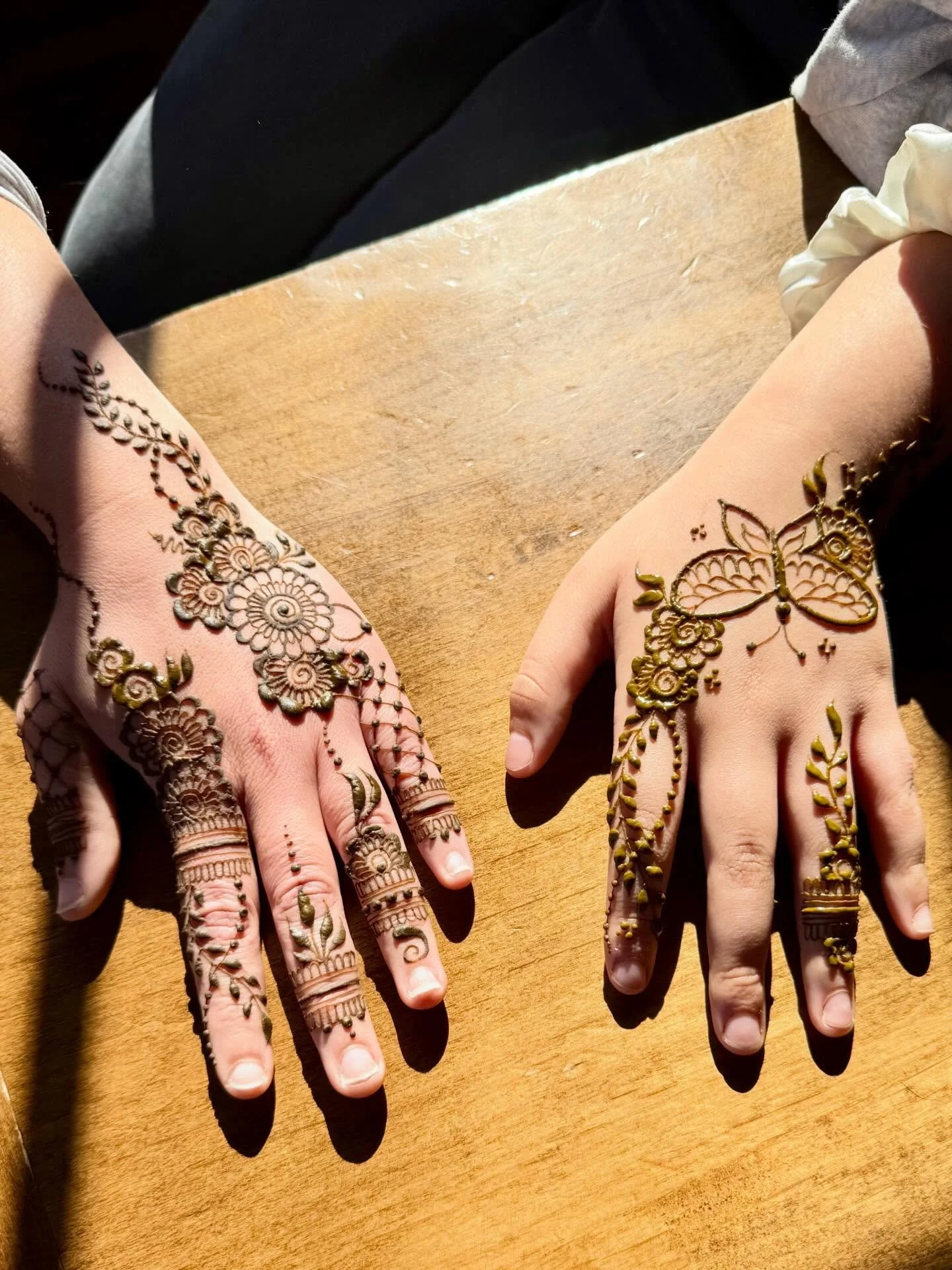 Eid henna 💕

@eve_saint 

#eid #hennabyelyse #hennaartistry #cthenna #nyhenna